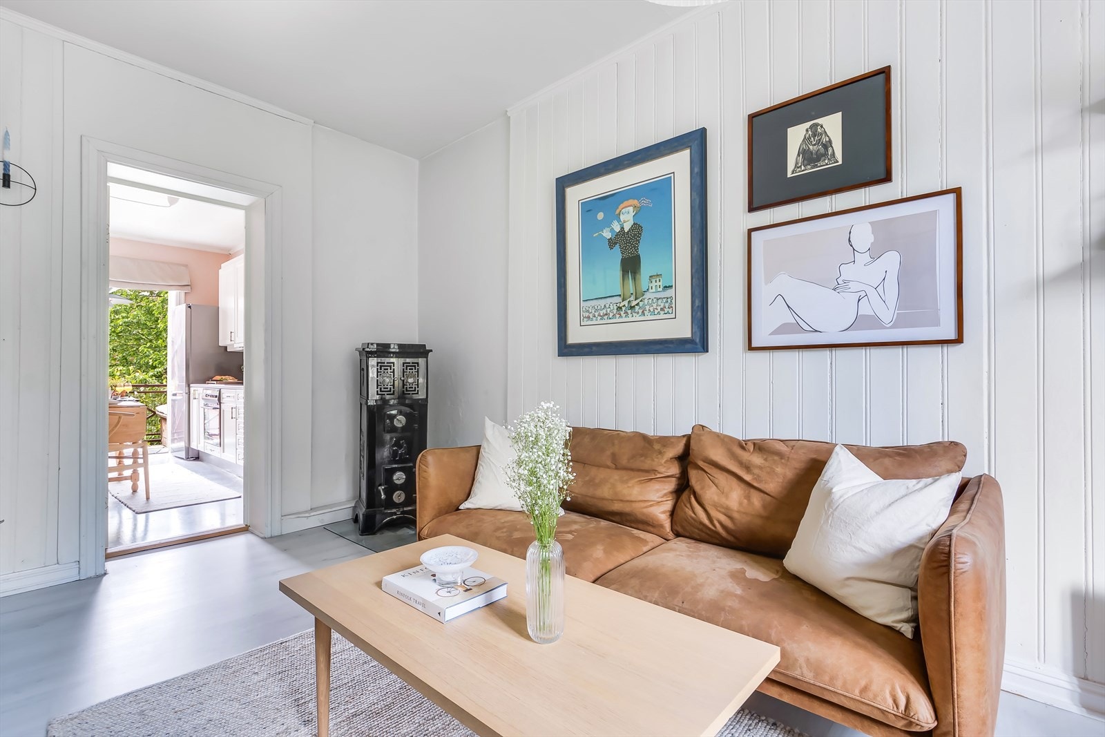 Stuen er både lys og romslig, noe som gir mange muligheter for å skape et koselig og funksjonelt oppholdsrom Galleribilde