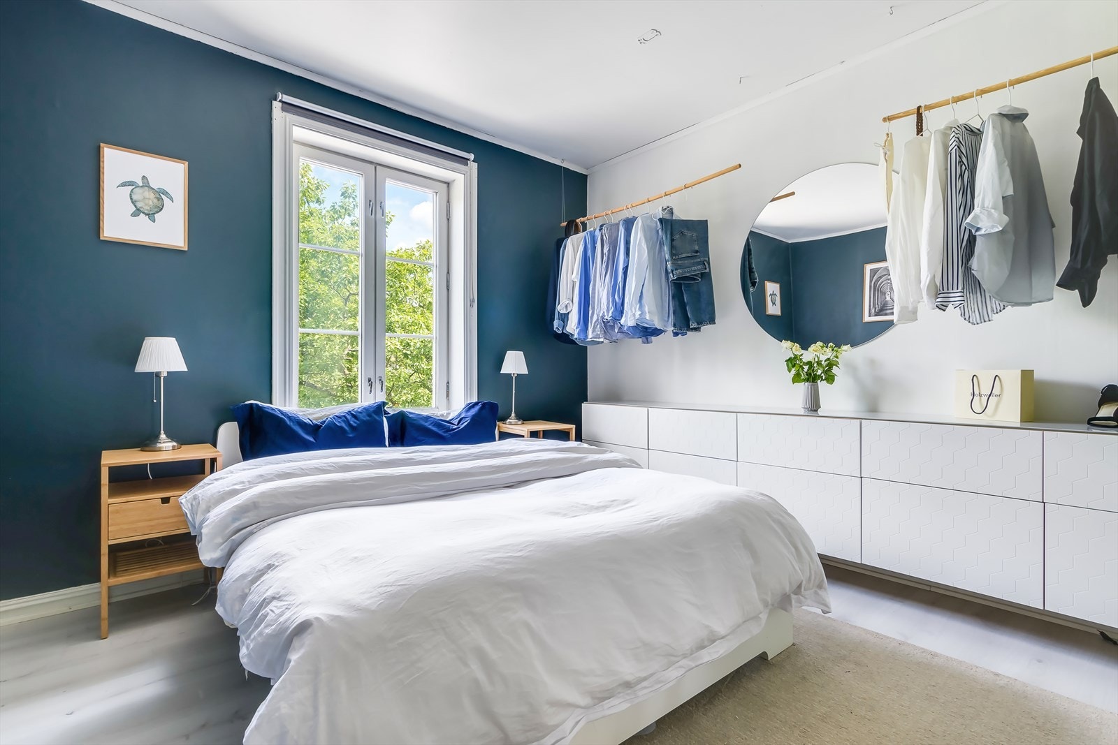 Leiligheten har et stort og romslig soverom på hele 13 kvm Galleribilde