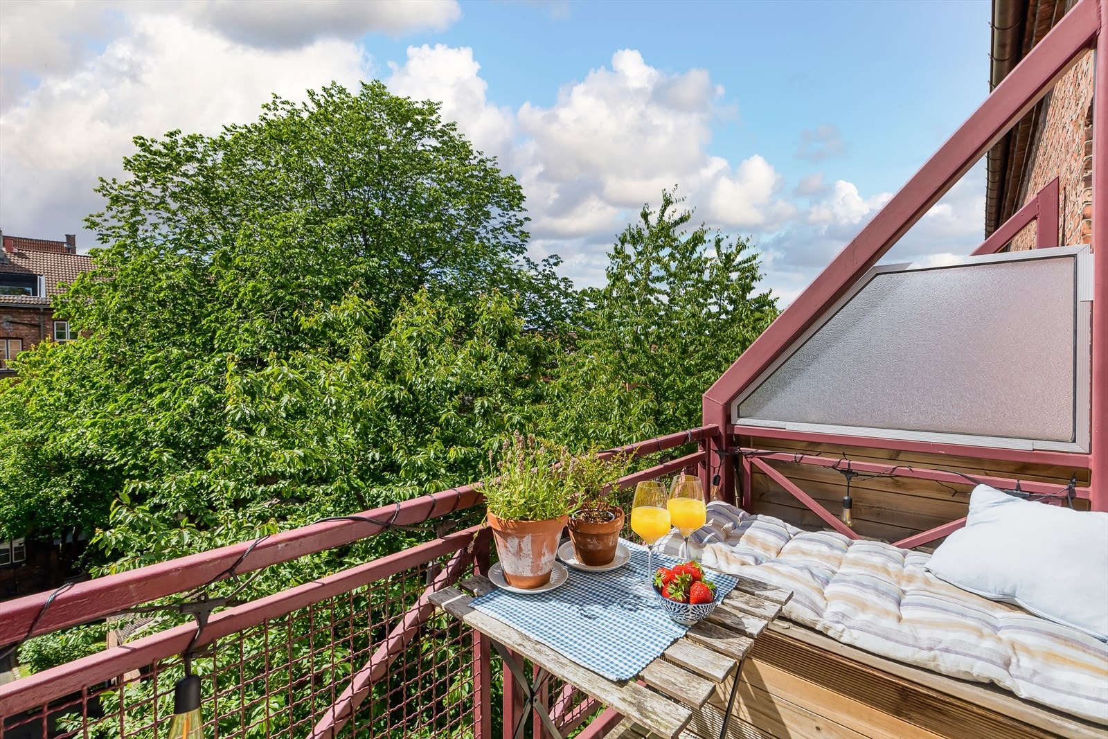 Balkongen vender mot rolig og frodig bakgård Galleribilde