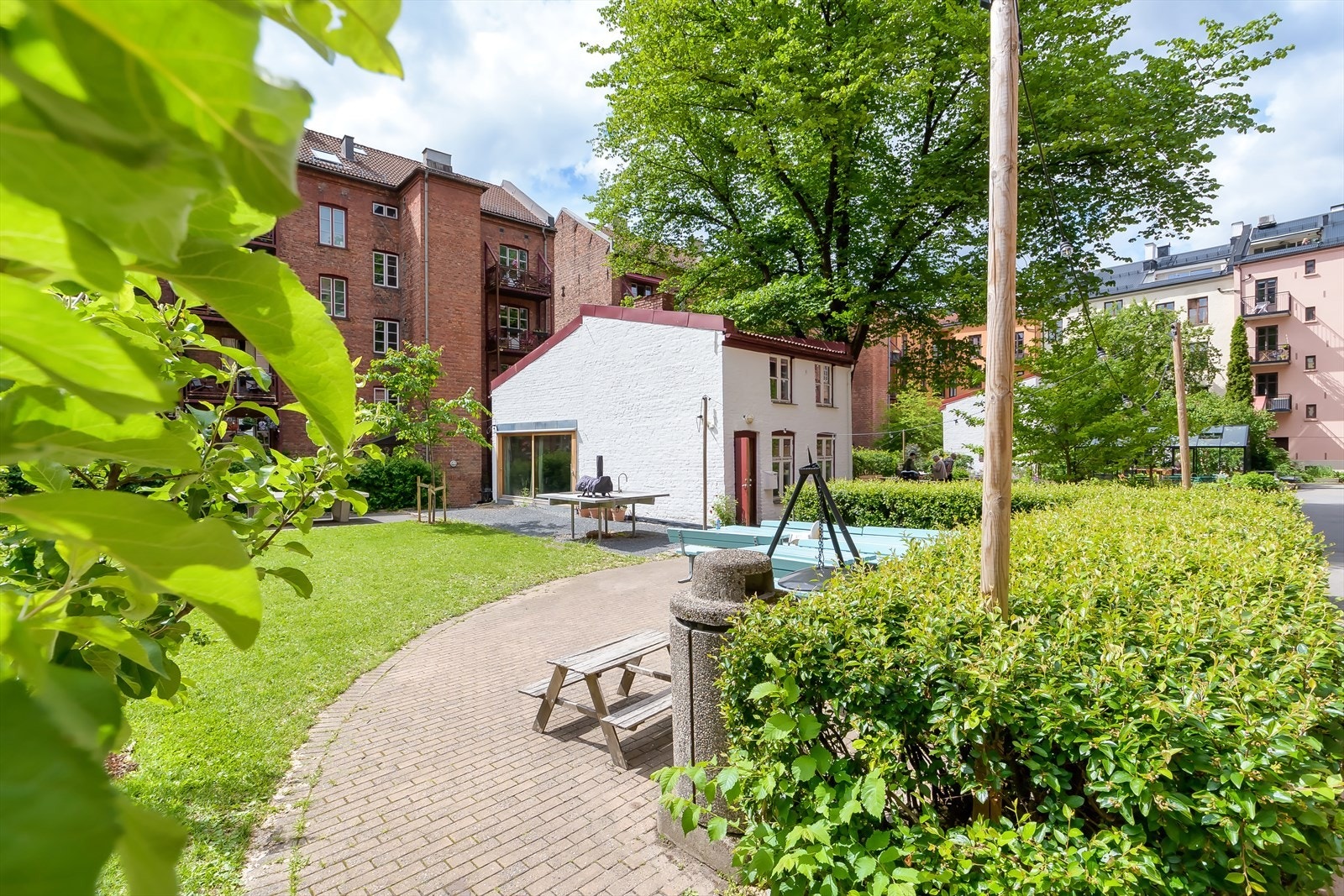 Borettslaget har et felles bakgårdshus med bla. sengeplasser som beboerne kan leie Galleribilde