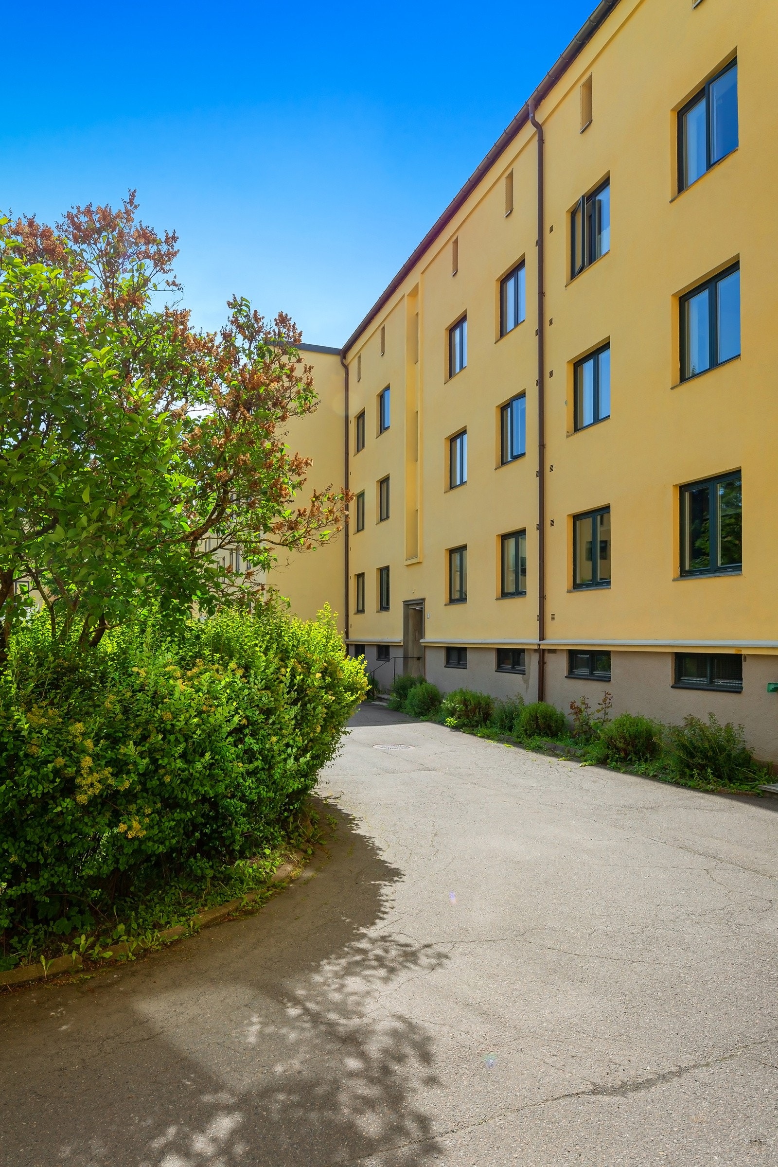 Fasade gårdsrom med inngangsparti for bl.a. 9 E Galleribilde