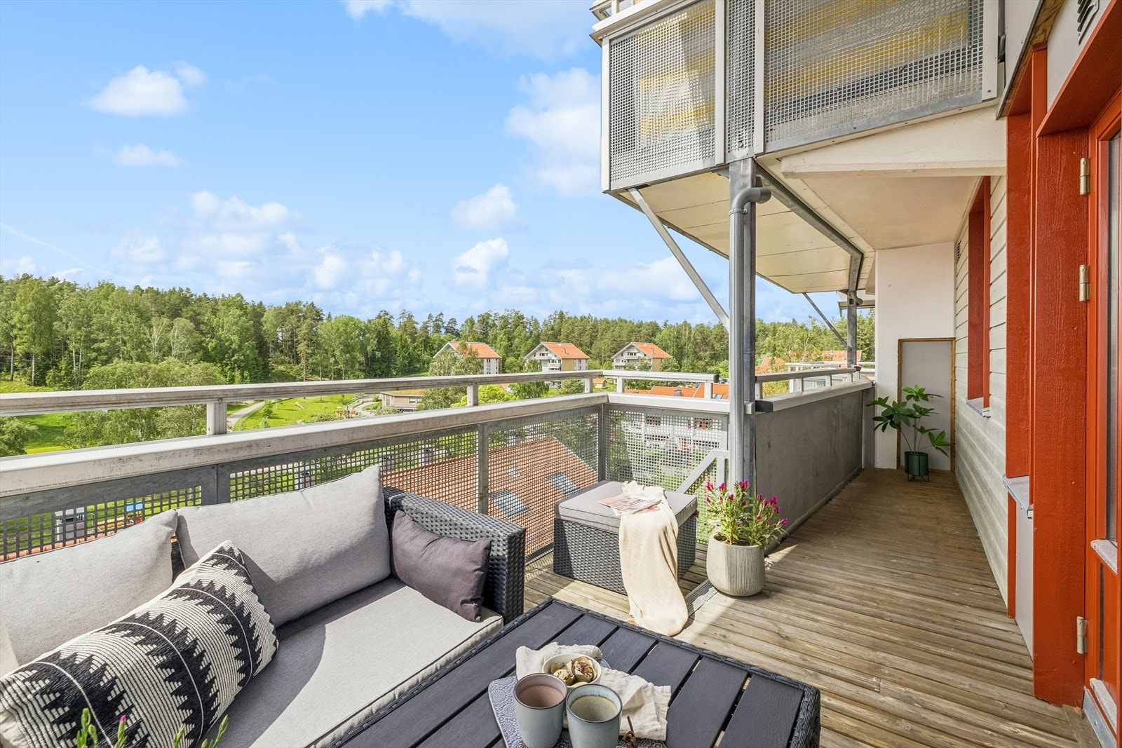 Fra stuen er det utgang til vestvendt balkong på 10m2 med fin utsikt mot grøntarealer og over nabolaget. Galleribilde