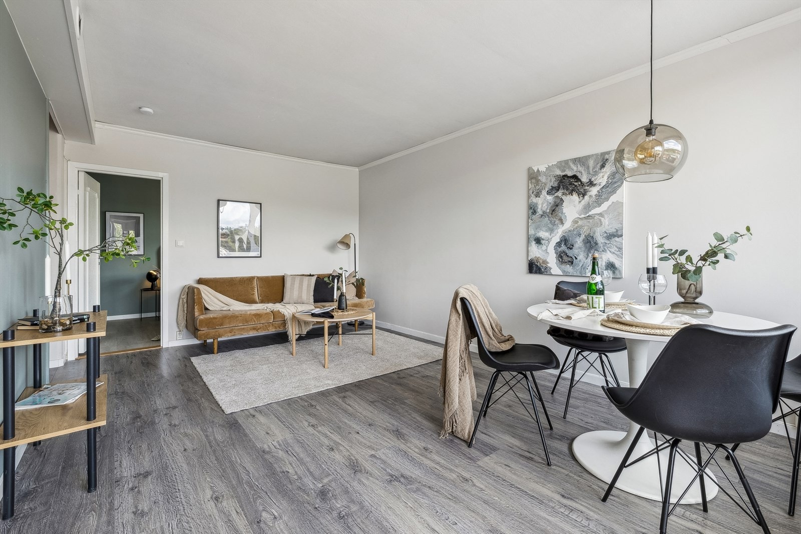 Stuen er av god størrelse, med plass til å møblere med sofa og tilhørende møblement etter eget ønske. Galleribilde