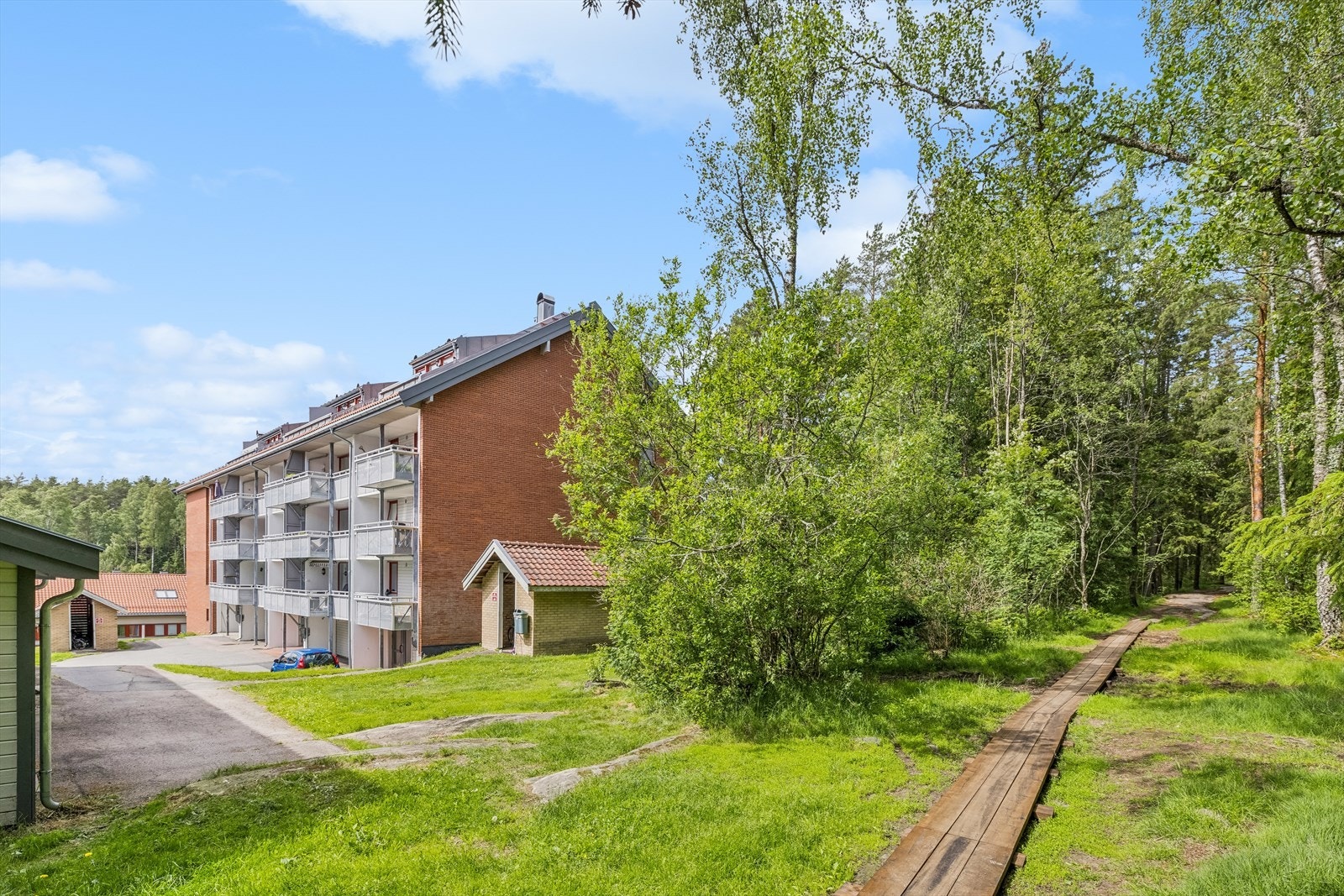 Fra eiendommen er det umiddelbar nærhet til marka med flotte tur- og rekreasjonsmuligheter. Galleribilde