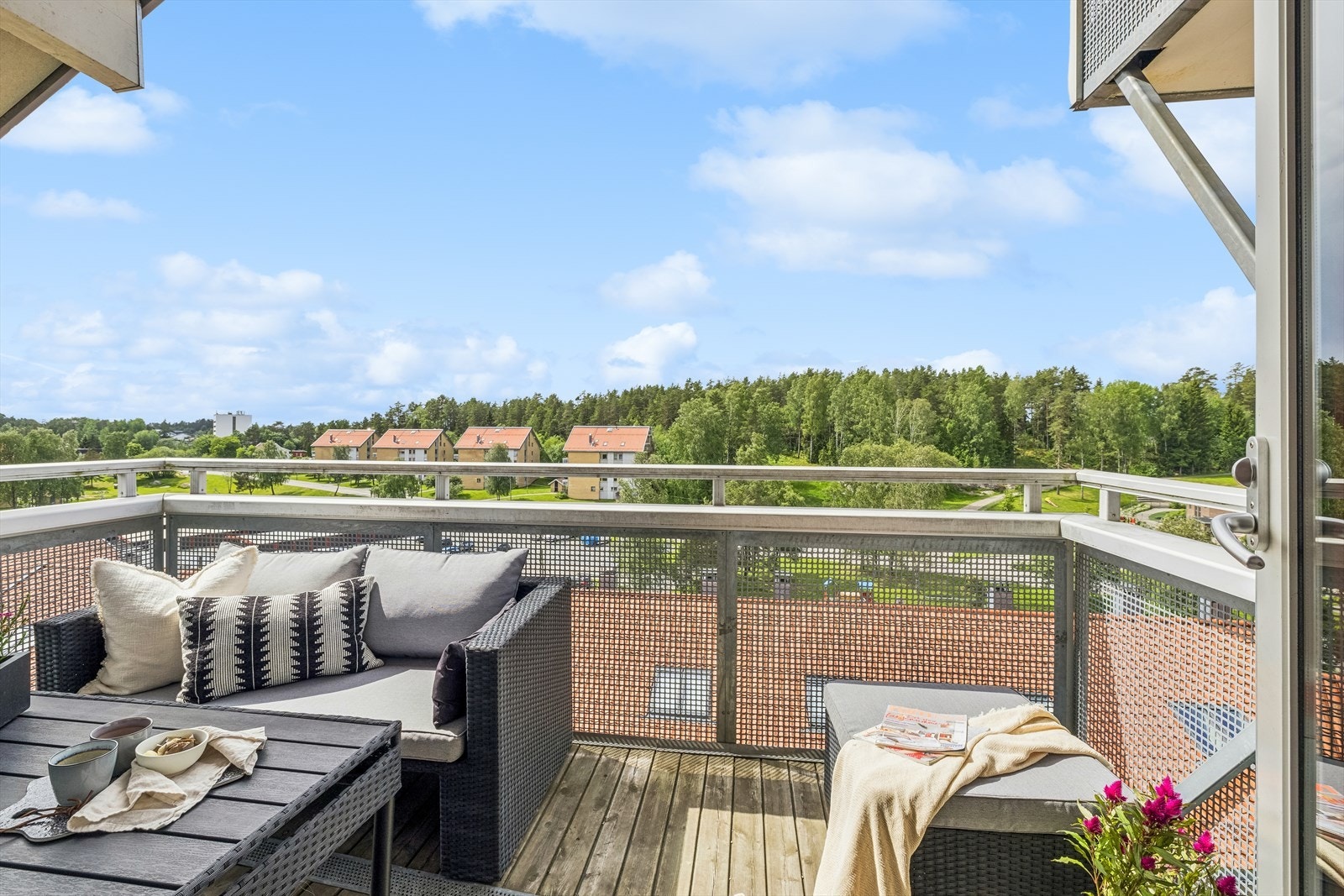 Balkongen byr på gode solforhold, så her kan du nyte fine dager! Galleribilde