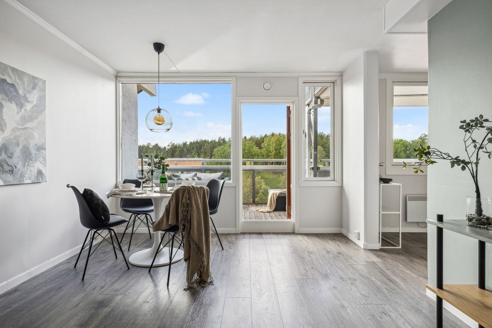 Det er store vindusflater som slipper inn mye naturlig lys, og skaper en god atmosfære i rommet. Galleribilde