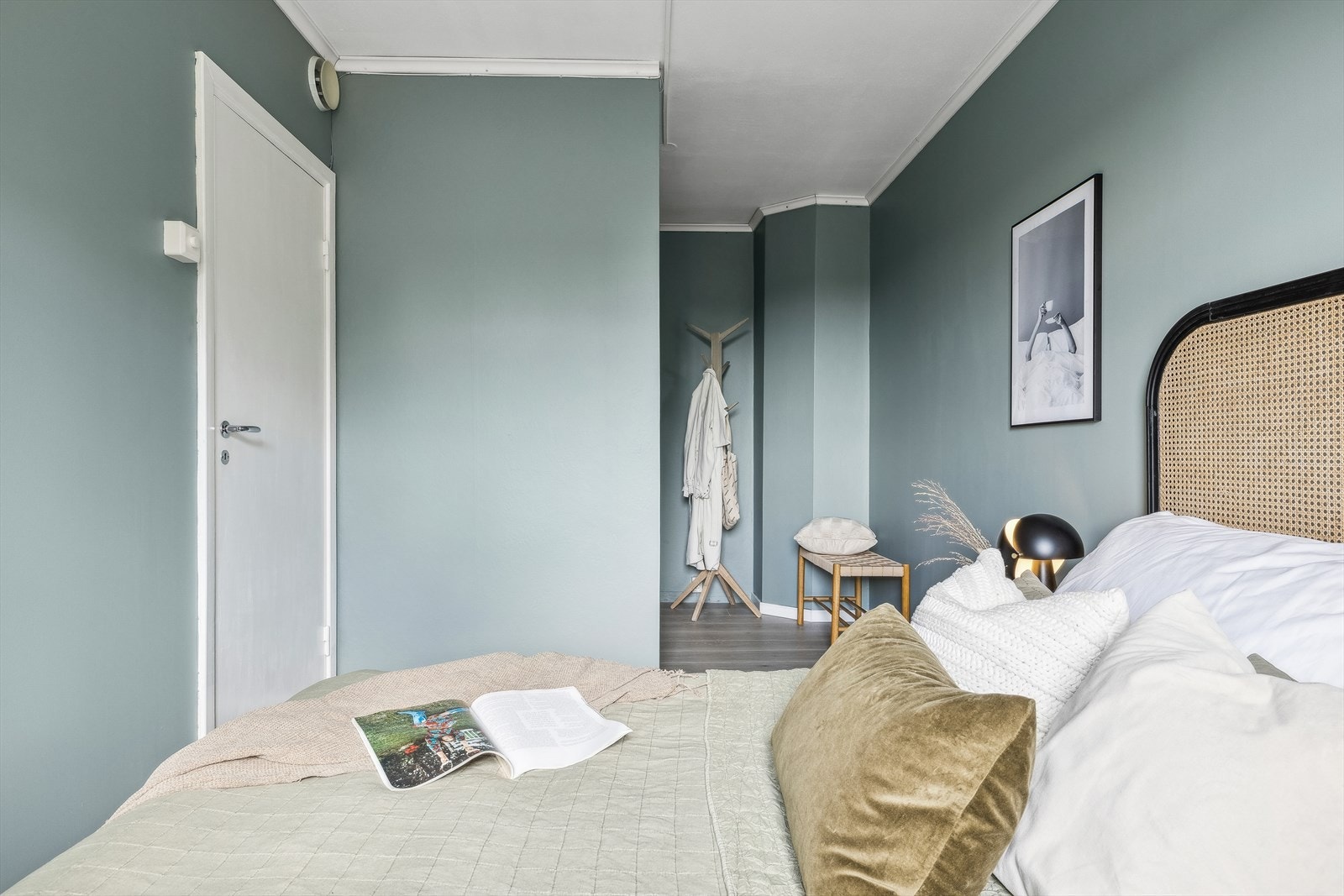 Garderobeløsning med god plass til oppbevaring. Galleribilde