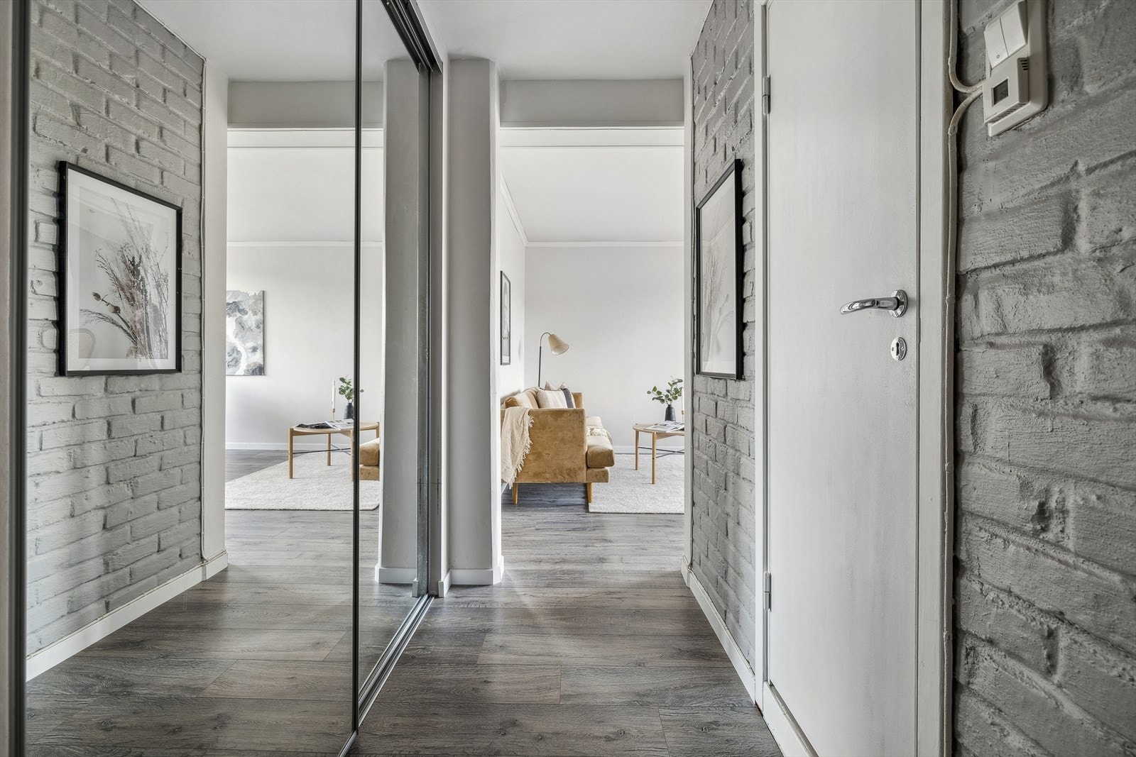 Velkommen inn - her ønskes du velkommen inn i lys entré med plass til å henge fra deg ytterklær i skyvedørsgarderobe. Galleribilde