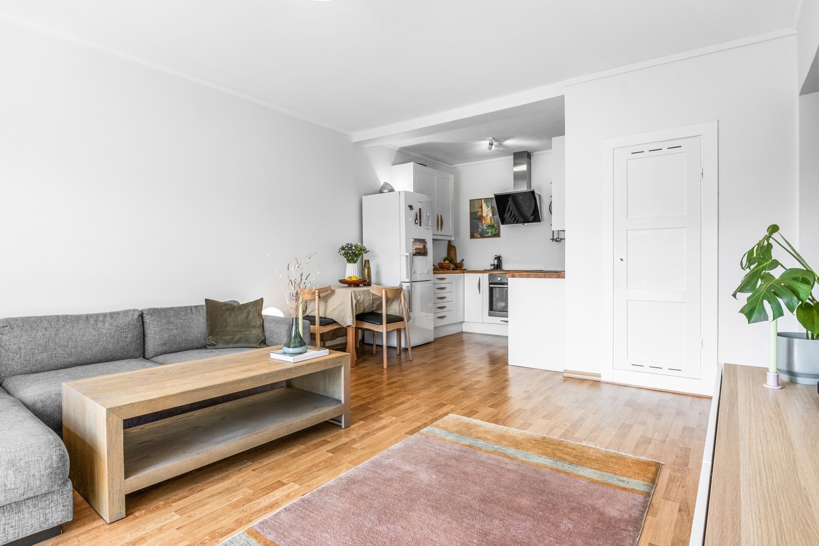 Stue med plass til spisebord og sofamøblement Galleribilde