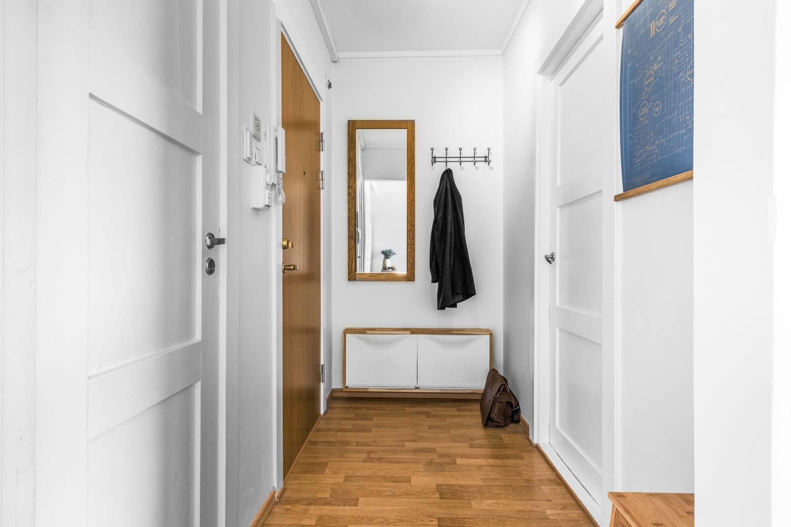 Innbydende entré med skoskap og klesoppheng Galleribilde