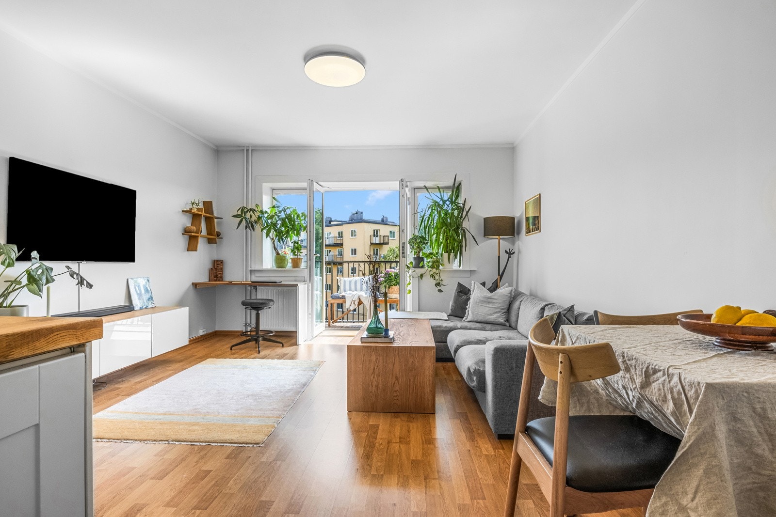Hele leiligheten vender mot rolig bakgård Galleribilde