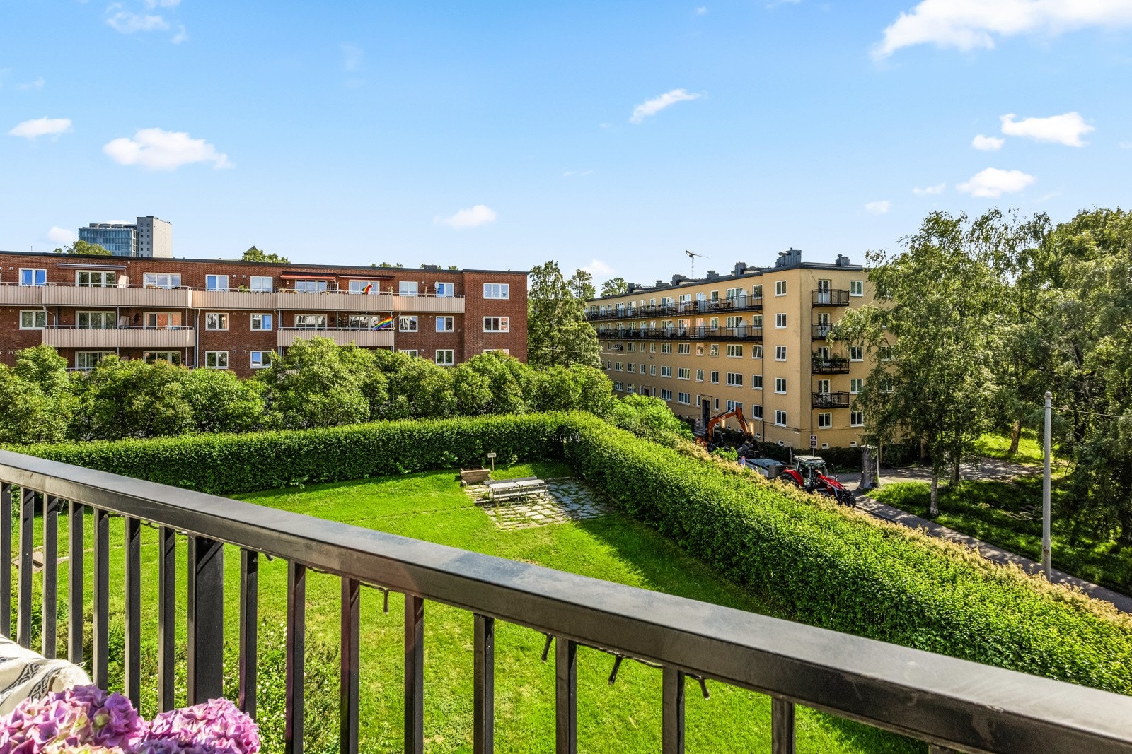 Fra balkongen er det et hyggelig utsyn mot fellesområdene Galleribilde