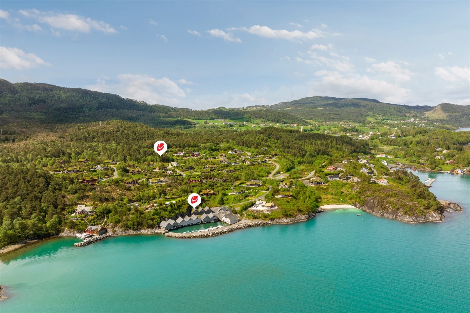 Hyttetomt, naustgarasje og båtplass med utrigger innenfor molo Galleribilde