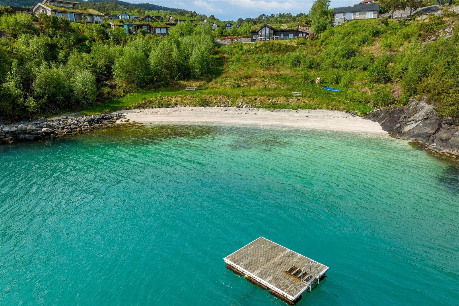 Områdets flotte badestrand med badeflåte Galleribilde