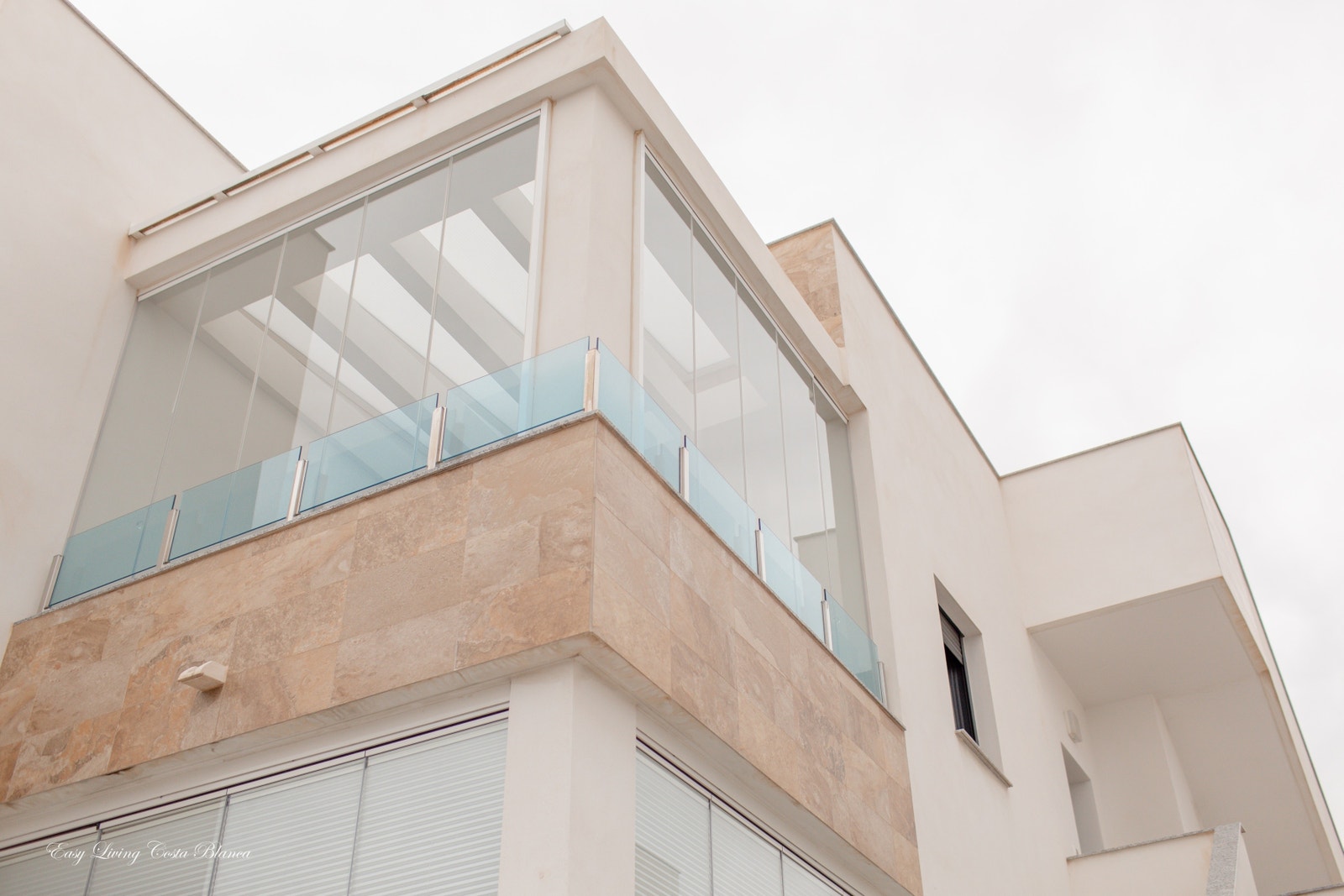 Innglasset terrasse - perfekt for å innta måltider i all slags vær Galleribilde