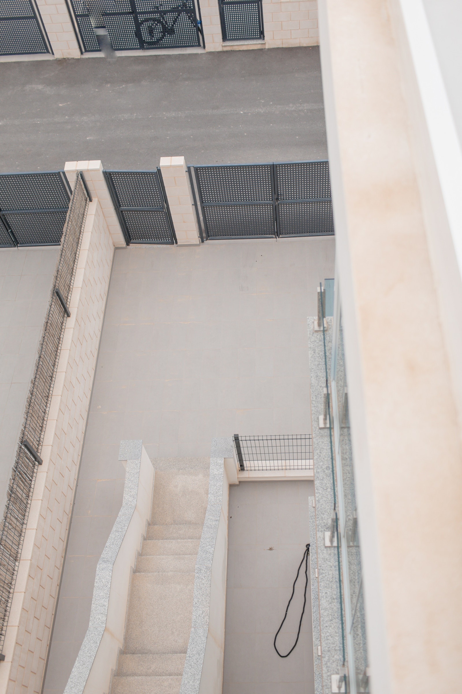 Her ser du din private tomt hvor det er plass til bil og bod Galleribilde