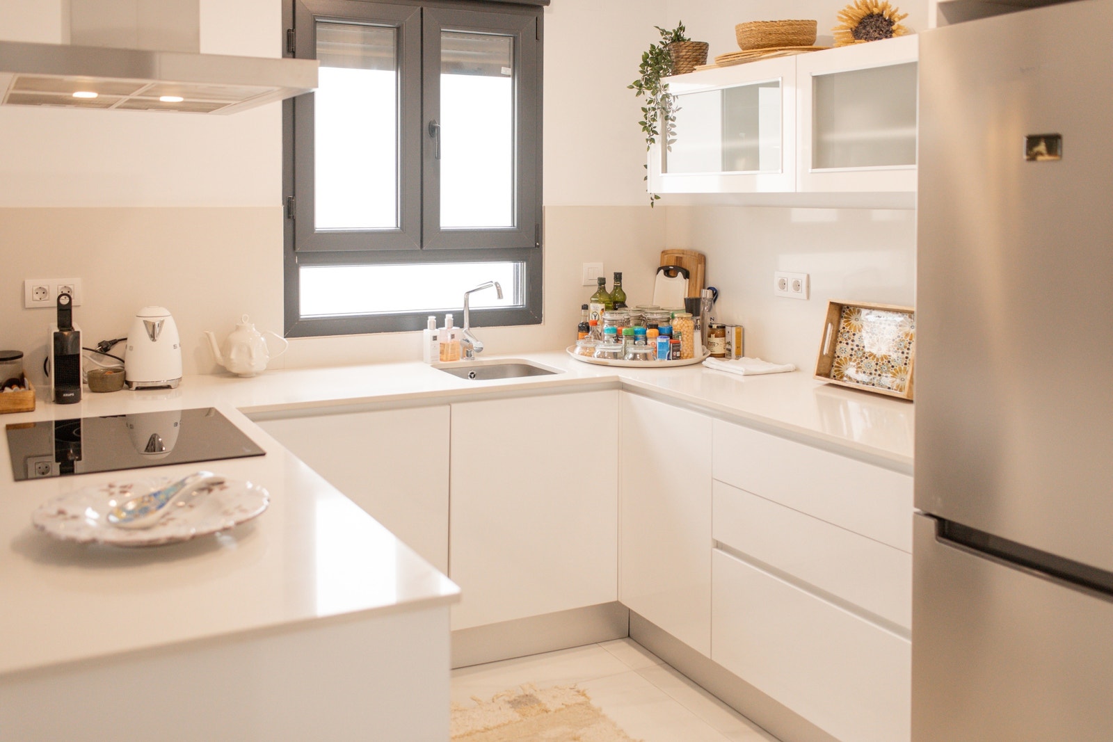 Alle hvitevarer medfølger; kjøl/frys, oppvaskmaskin, induksjonstopp, vifte, vaskemaskin Galleribilde