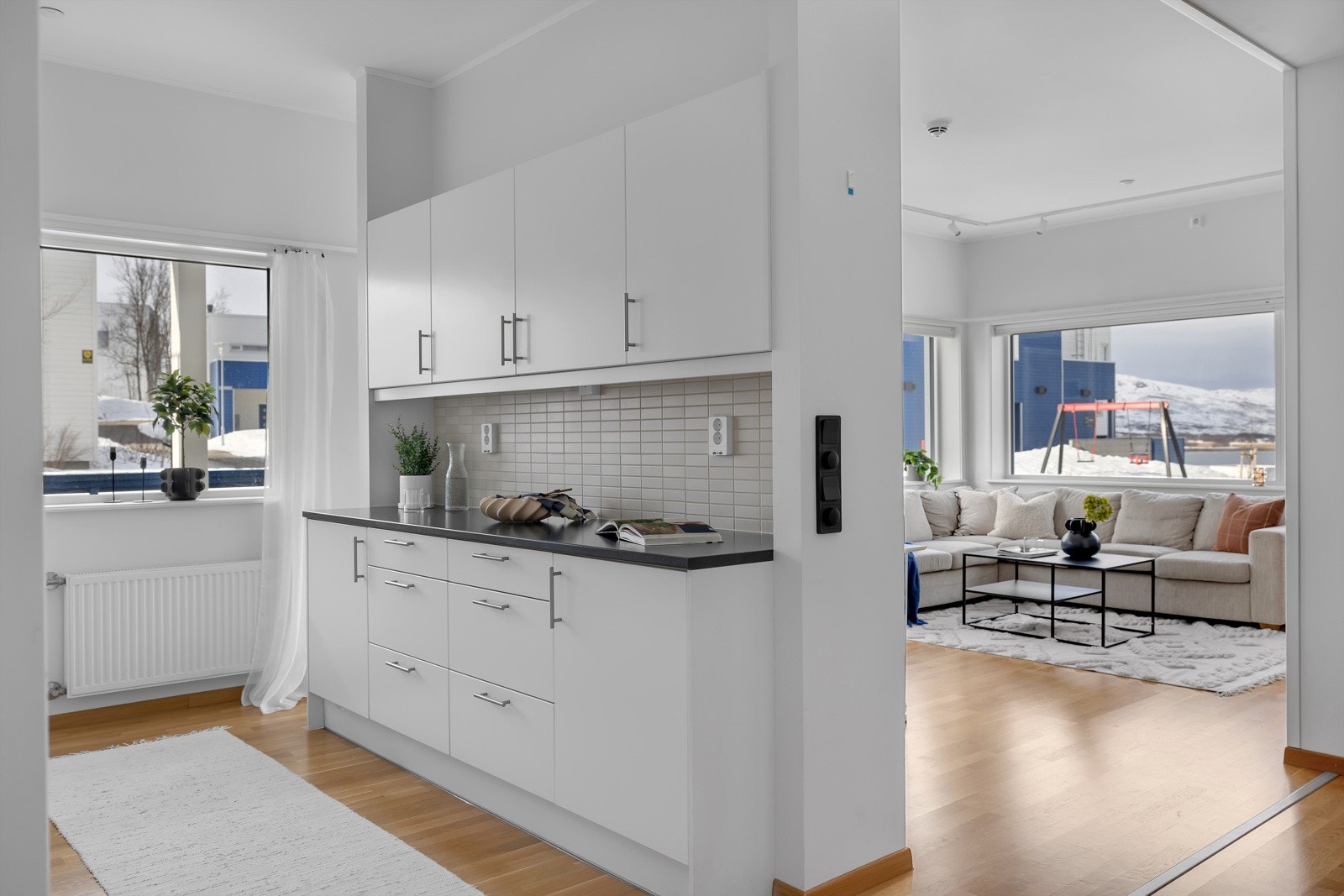 Kjøkkenet er delvis adskilt fra stuen Galleribilde