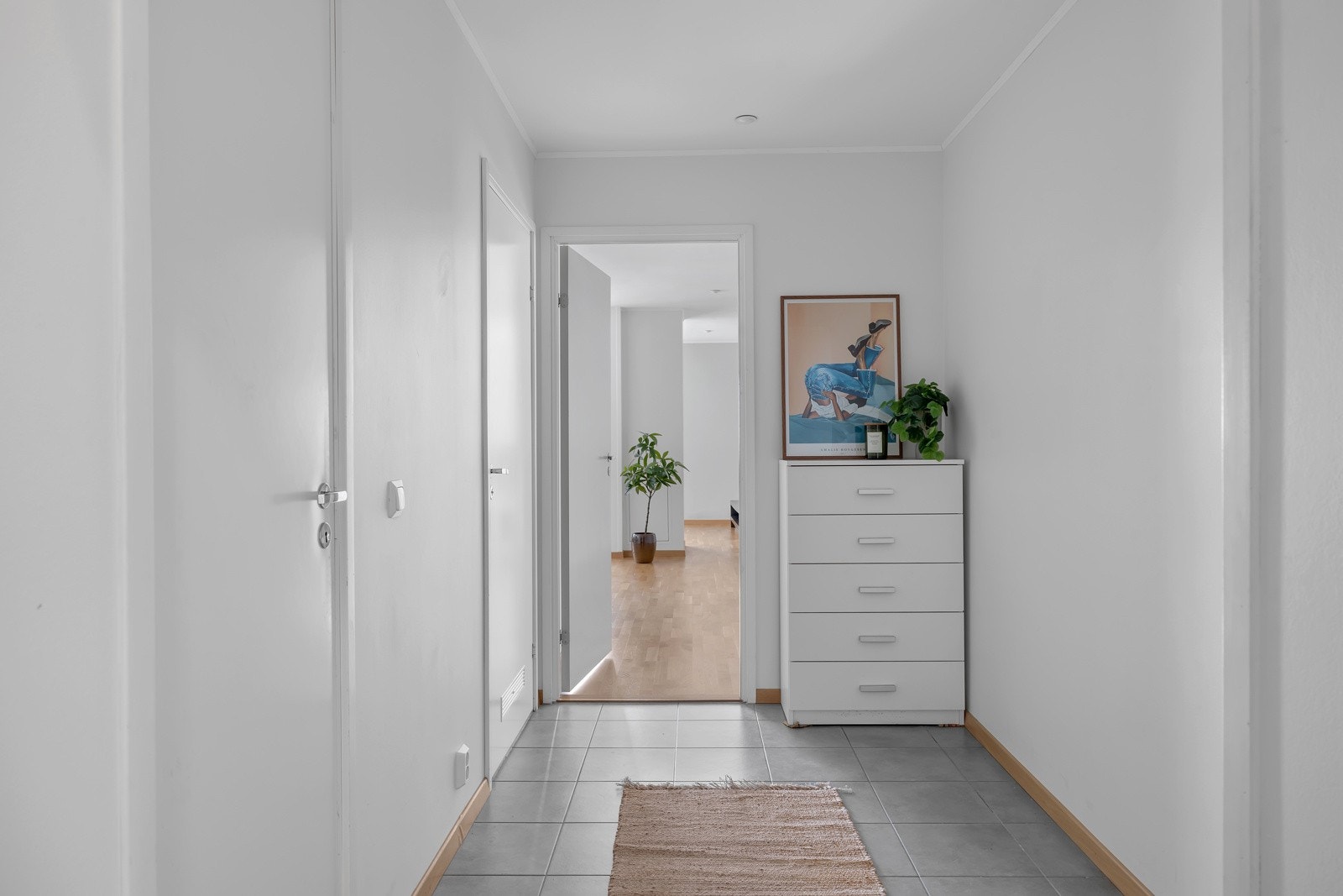 Velkommen inn! - Det første møter deg er dette romslige inngangspartiet som leder til innvendig bod, bad og videre inn i stue og kjøkken Galleribilde