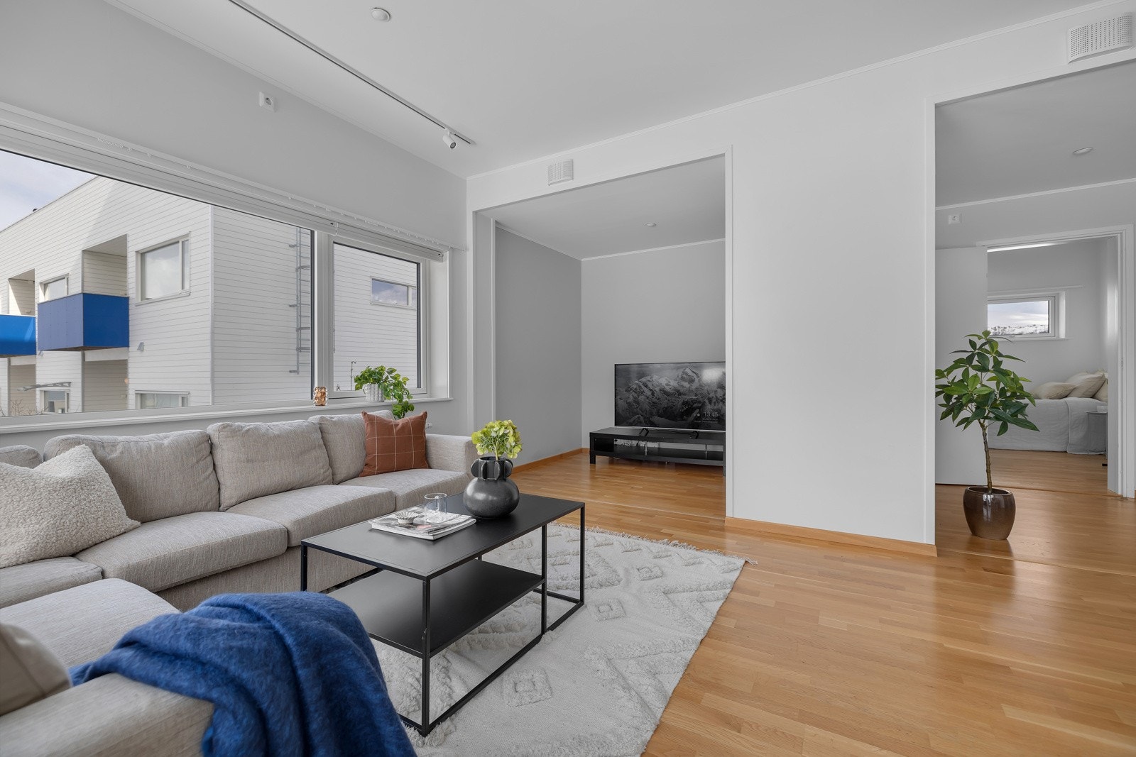 I nord-enden av stuen finner du en fin plass til kontor/TV-stue. Herfra går du inn til boligens hovedsoverom Galleribilde