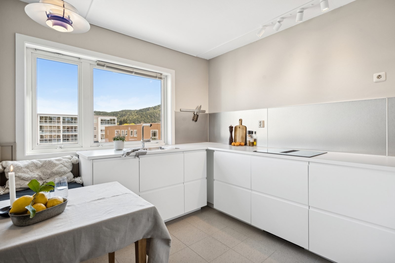 Stilrent og moderne kjøkken fra 2022 med slette fronter og benkeplater av laminat. Galleribilde