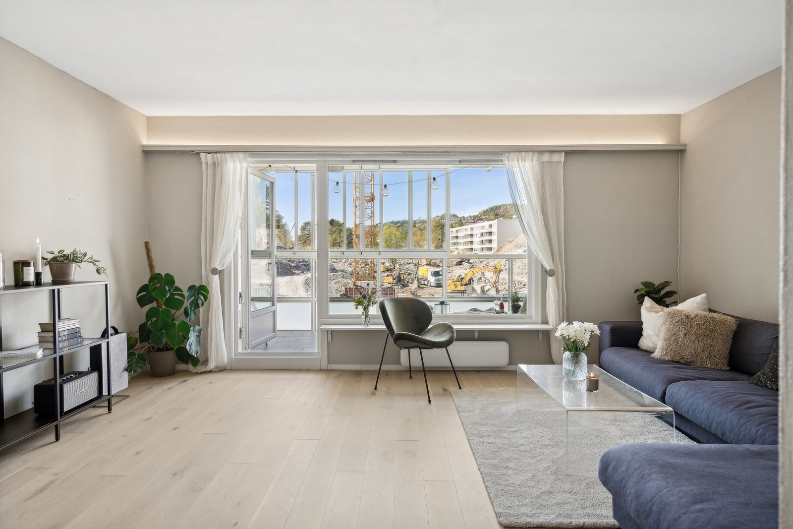 Store vindusflater som gir godt med lysinnslipp. Galleribilde