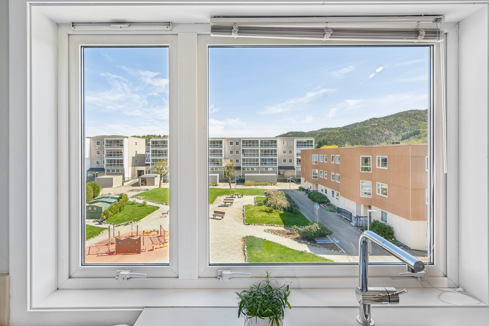Fra kjøkkenet har man utsikt over det trivelige borettslaget. Galleribilde