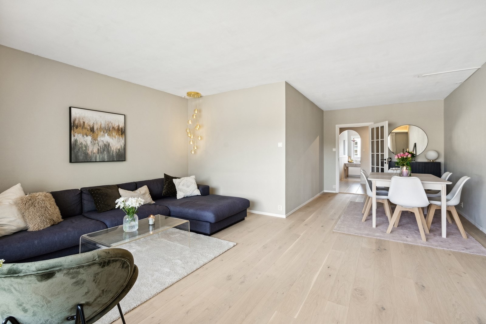 Her har man god plass til å innrede med stor
sofagruppe og spisebord. Galleribilde