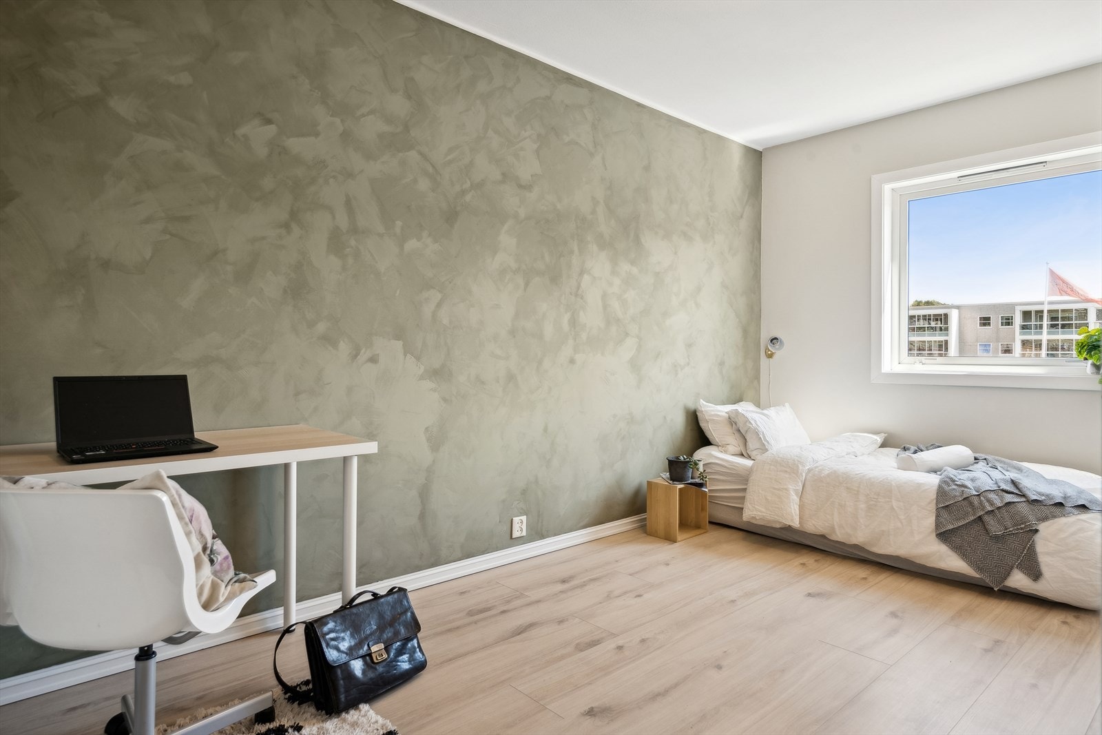 Soverom 2 måler ca. 10,6 m², her har man ulike innredningsmuligheter. Galleribilde