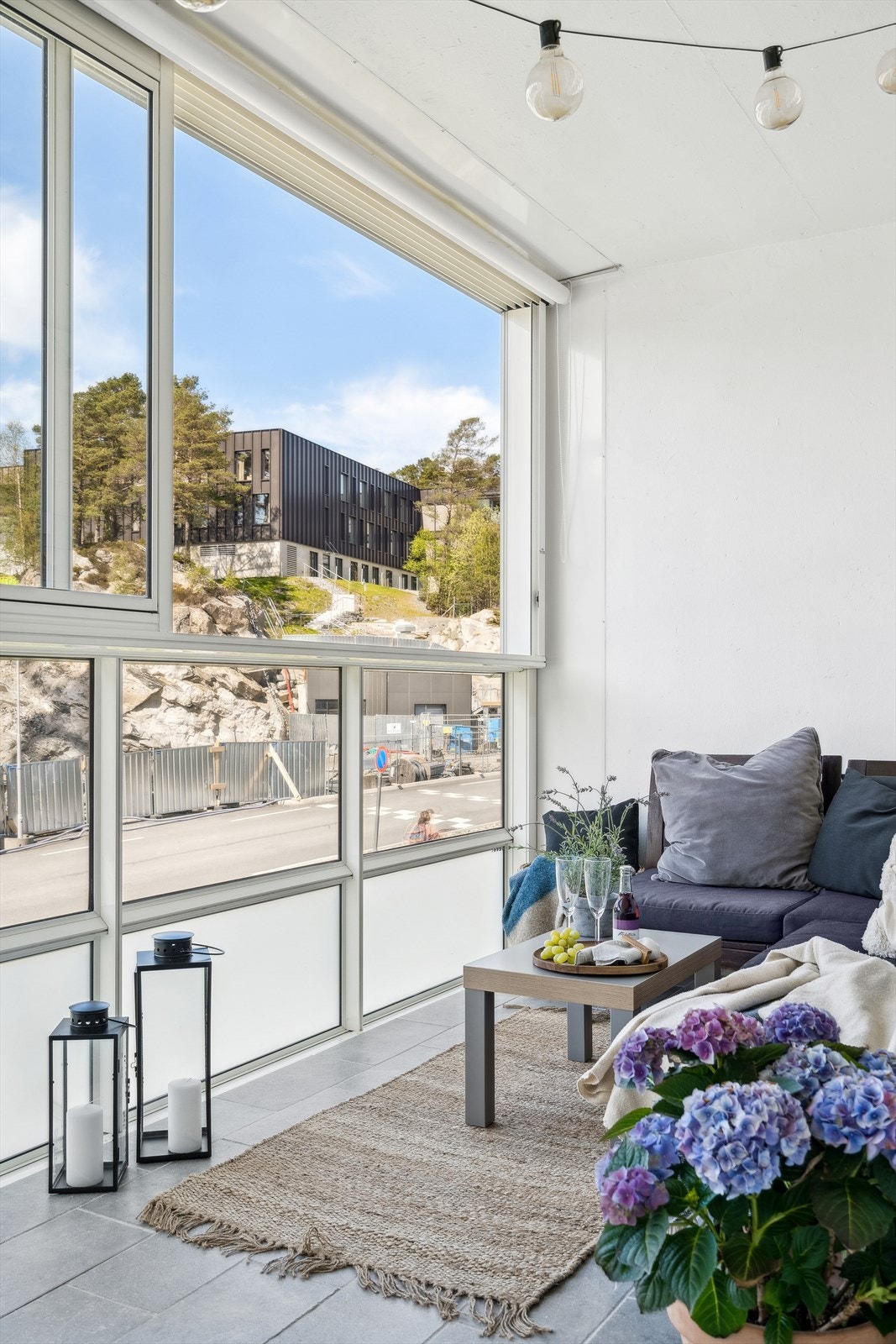 Fra stuen er det utgang til innglasset balkong ca. 10,9 m². Her er det god plass til å innrede med ulike sittegrupper
. Galleribilde