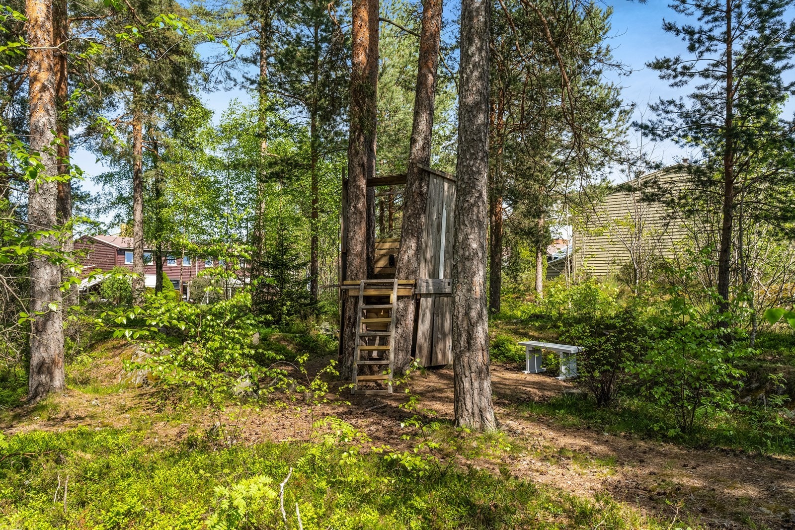 Nærområdet med hyggelige lekestasjoner for barna. Galleribilde