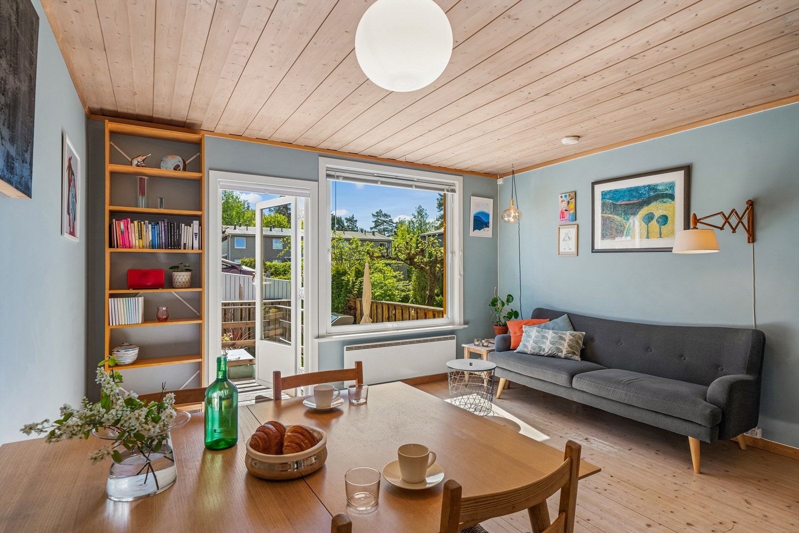 Store vindusflater slipper inn rikelig med dagslys. Galleribilde