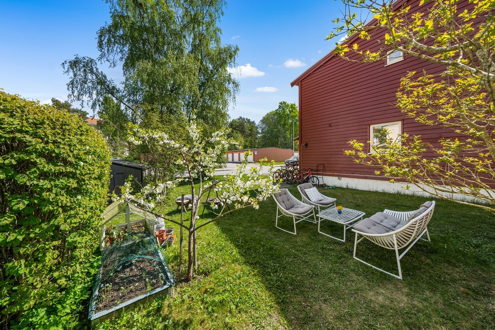 Frodig hage, her vil du kjenne gresset under føttene og de med grønne fingre har mye boltreplass. Galleribilde