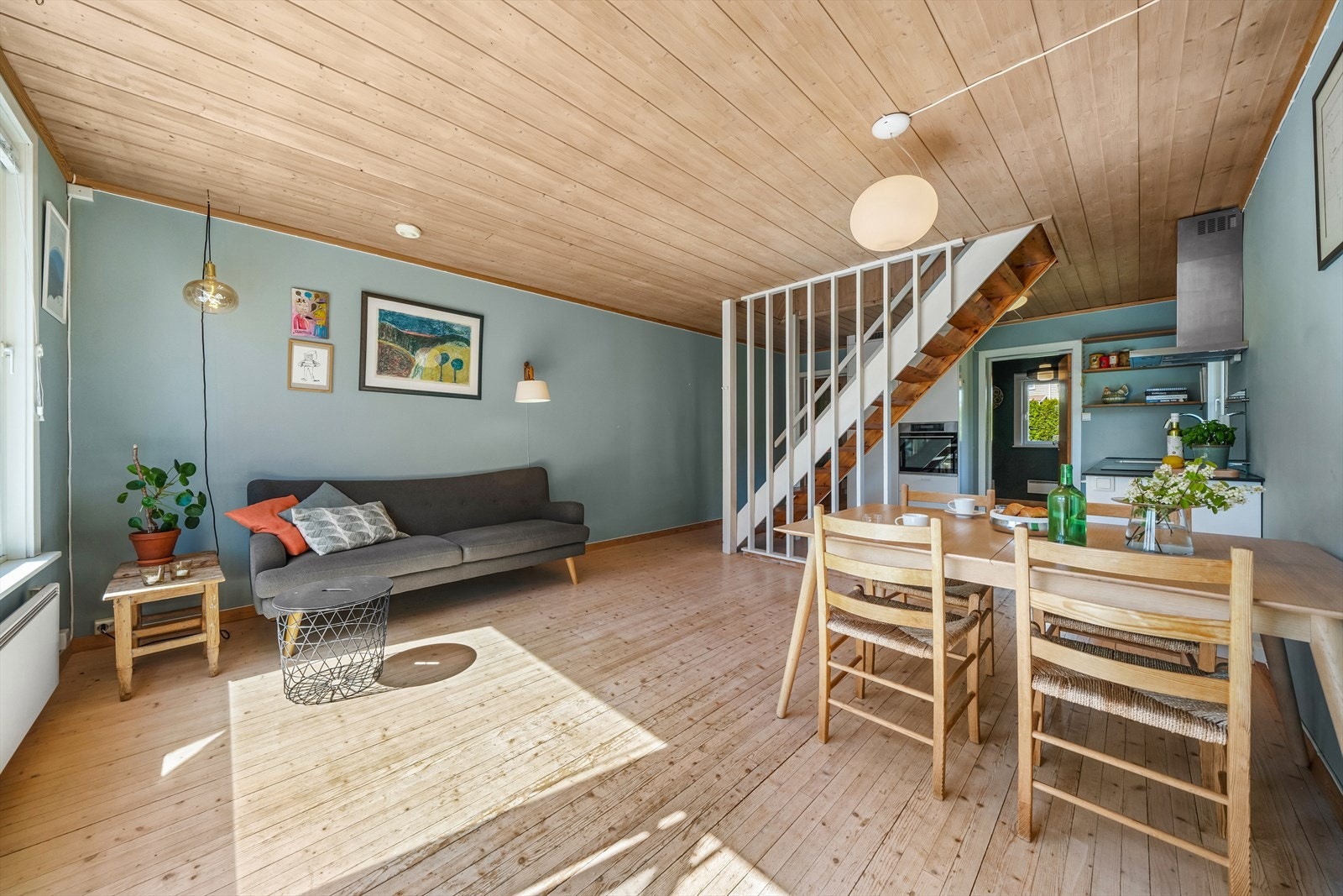 Lys stue med gode innredningsmuligheter. Galleribilde