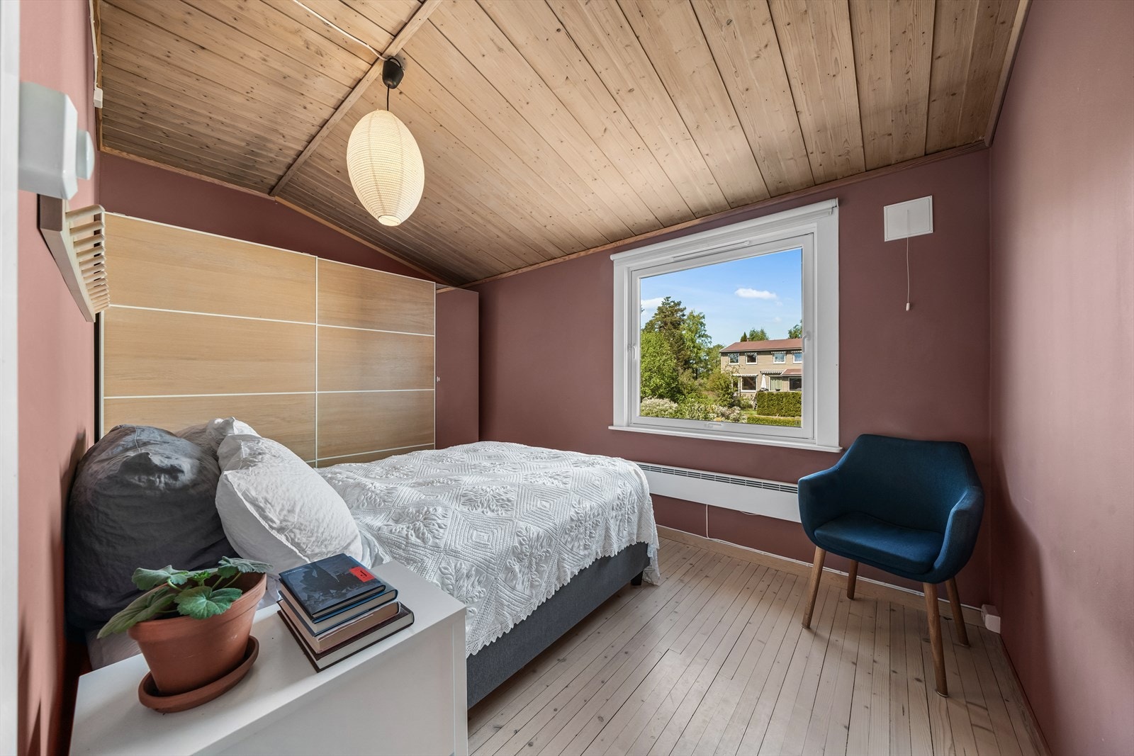 Hovedsoverommet er innredet med dobbeltseng, stor garderobe og nattbord. Galleribilde