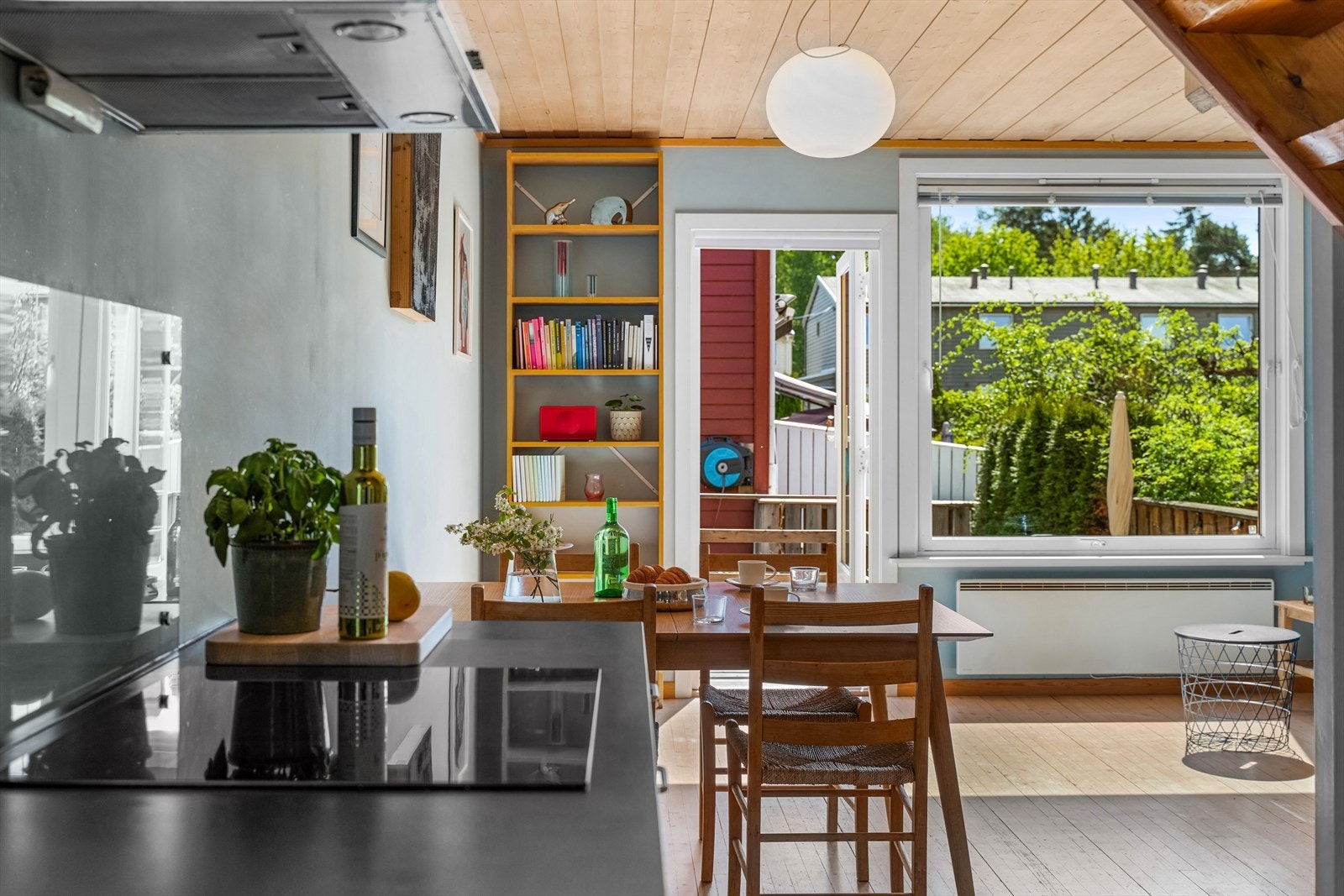 Utgang til boligens terrasse og hage. Galleribilde