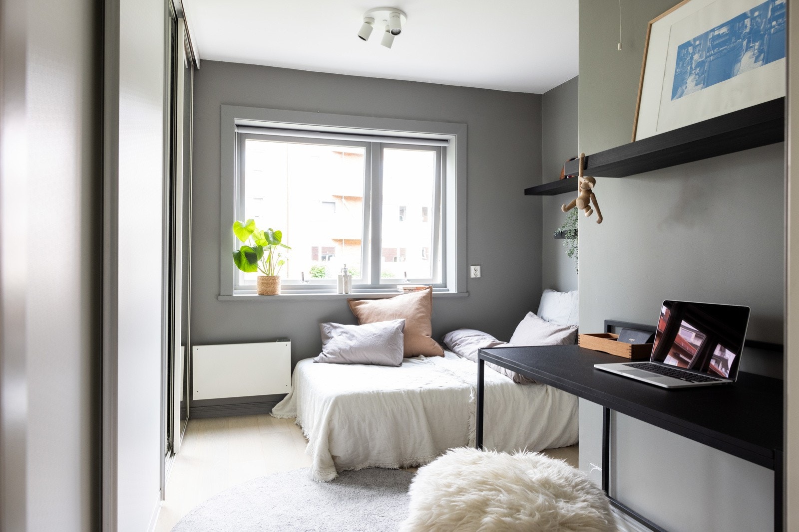 Leiligheten har to romslige soverom, begge med god plass til dobbeltseng, nattbord og annet ønsket møblement. Galleribilde