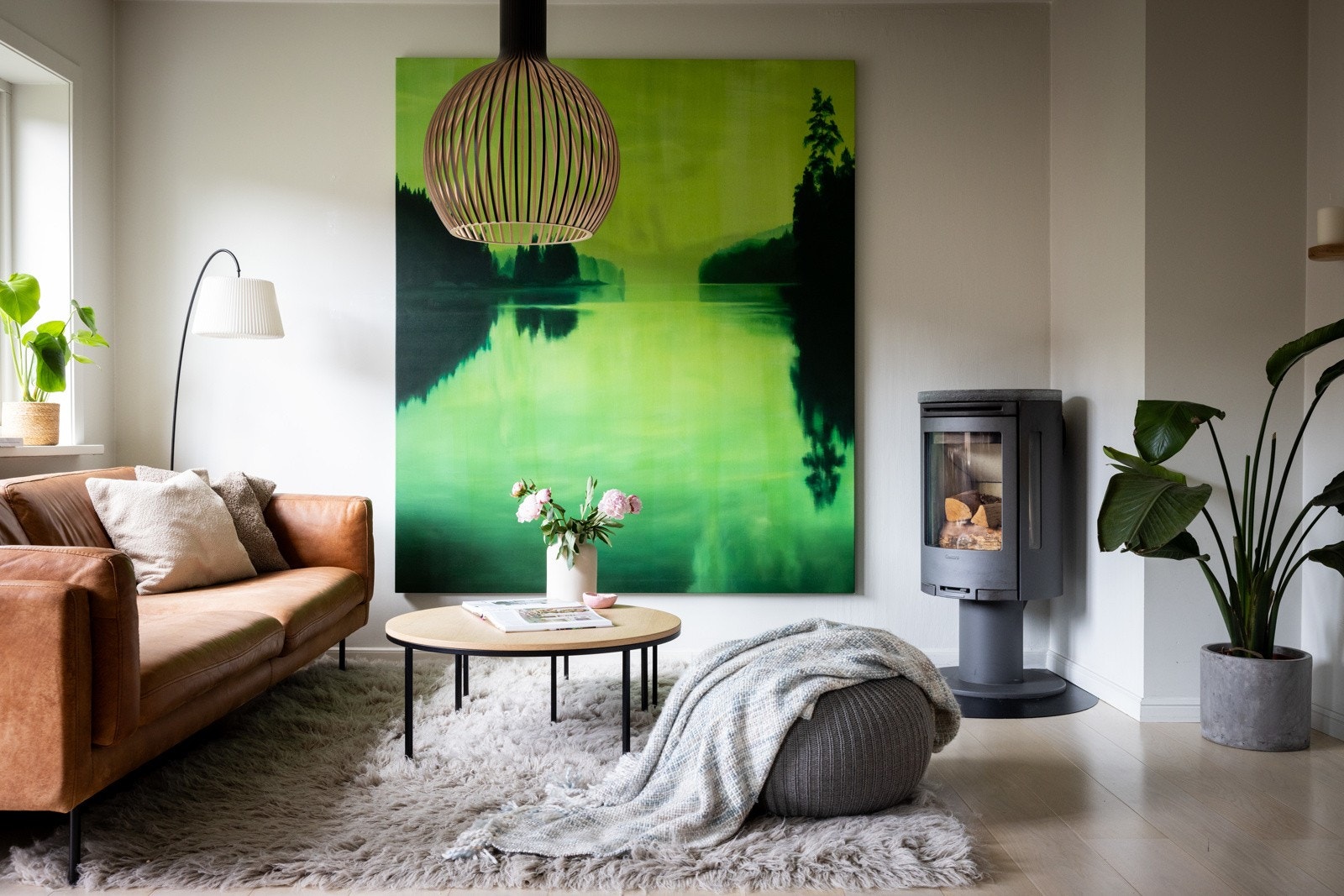 Her er det en funksjonell planløsning hvor man enkelt kan dele inn i hyggelige soner, samt utsmykket med en lun og moderne vedovn. Galleribilde