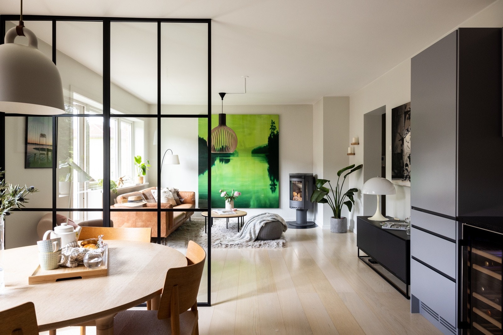 Boligen har et herlige oppholdsrom med åpen stue-/kjøkkenløsning av generøs størrelse som naturlig blir boligens samlingspunkt. Galleribilde