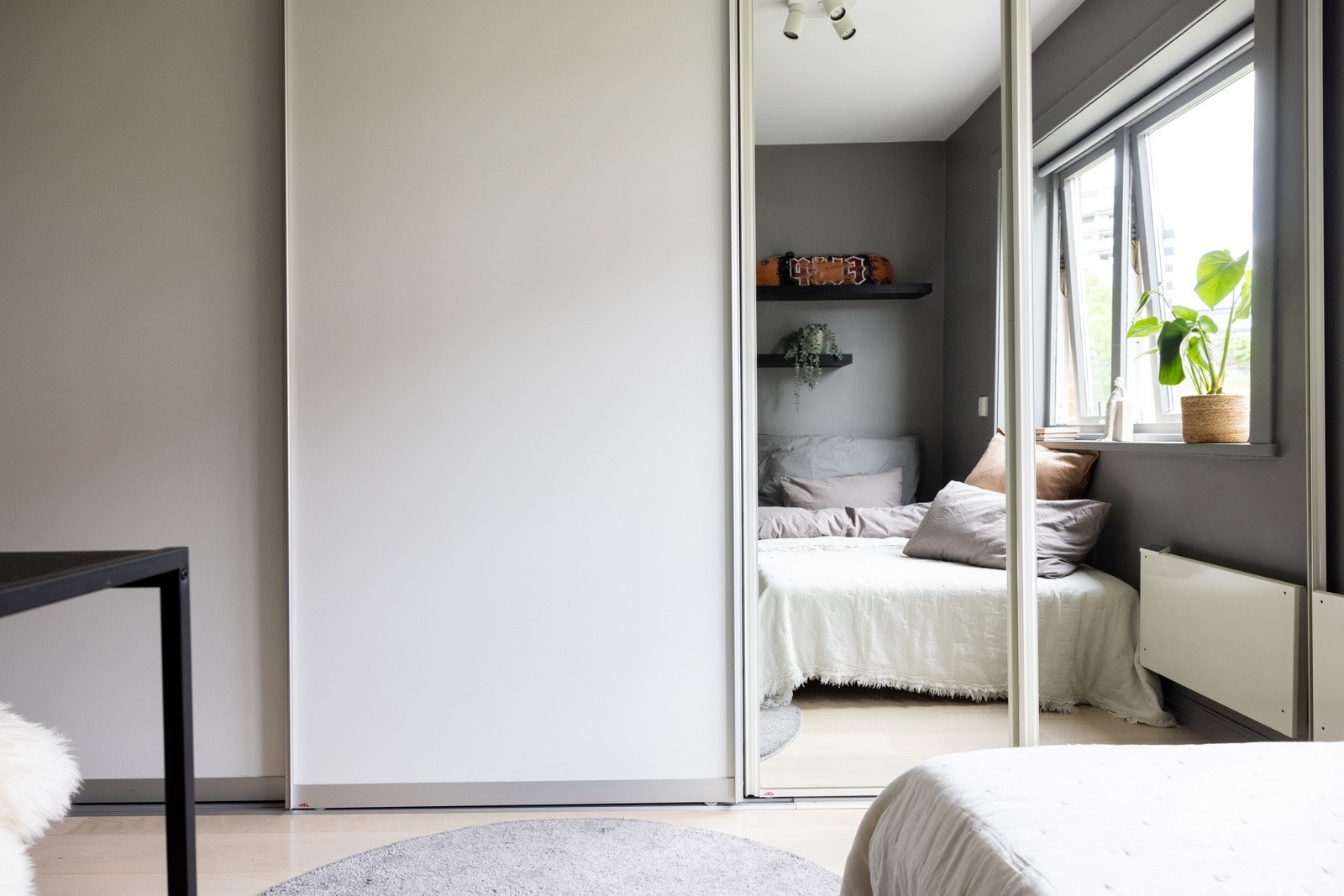 Begge rommene har innebygde garderobeløsninger, hovedsoverom har praktisk løsning med skyvedørsfunksjon og speilfronter. Galleribilde