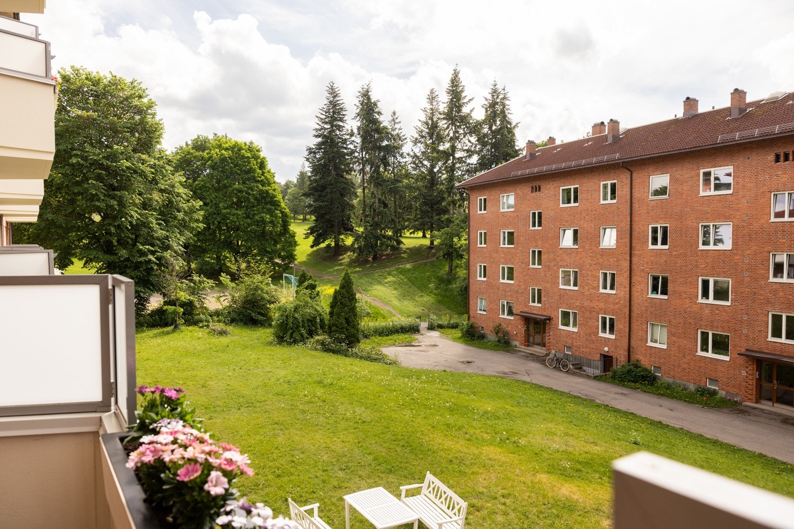 Balkongen vender mot rolig bakgård og har lite innsyn.. Galleribilde