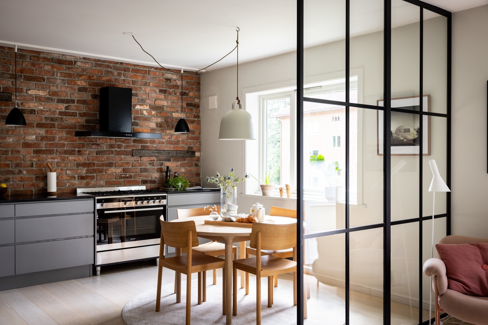 Gjennom doble lekre glass skillevegger kommer du til det elegante kjøkkenet. Galleribilde