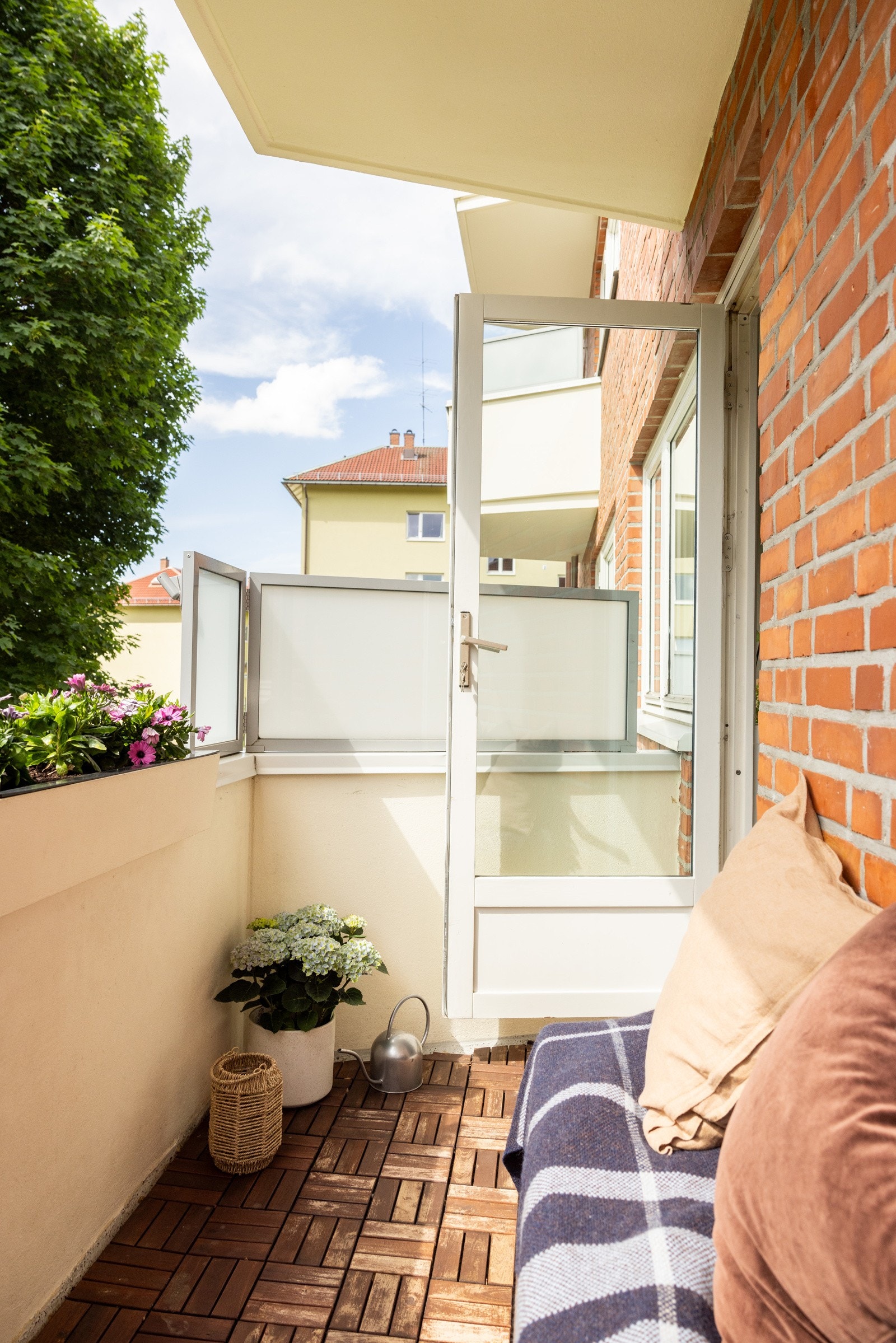 Dette uteområdet fungerer som en forlengelse av boligen i sommerhalvåret. Galleribilde