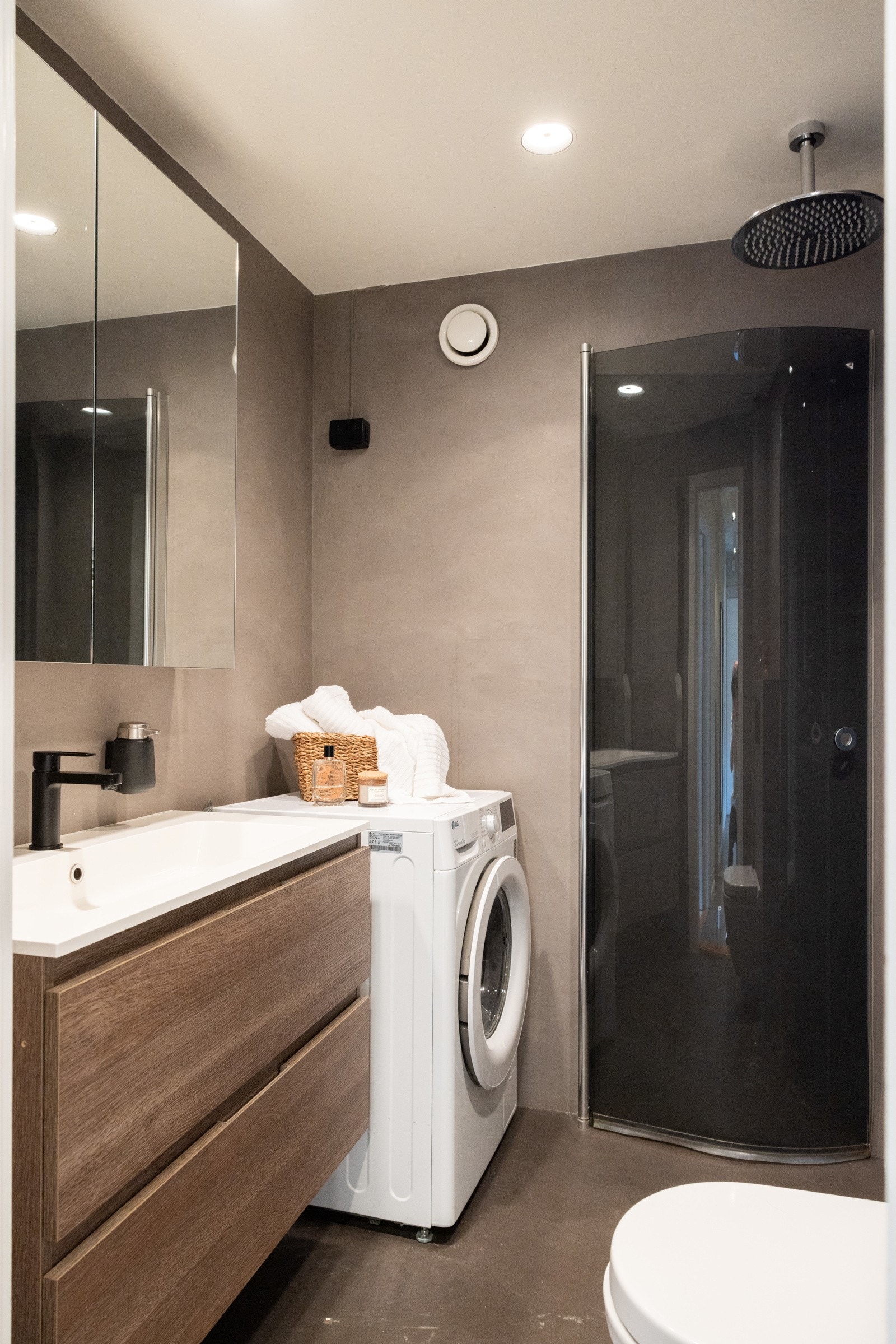 Det moderne badet ble renovert i 2018 og har overflater av microsement på både vegger og gulv, samt behagelig gulvvarme Galleribilde