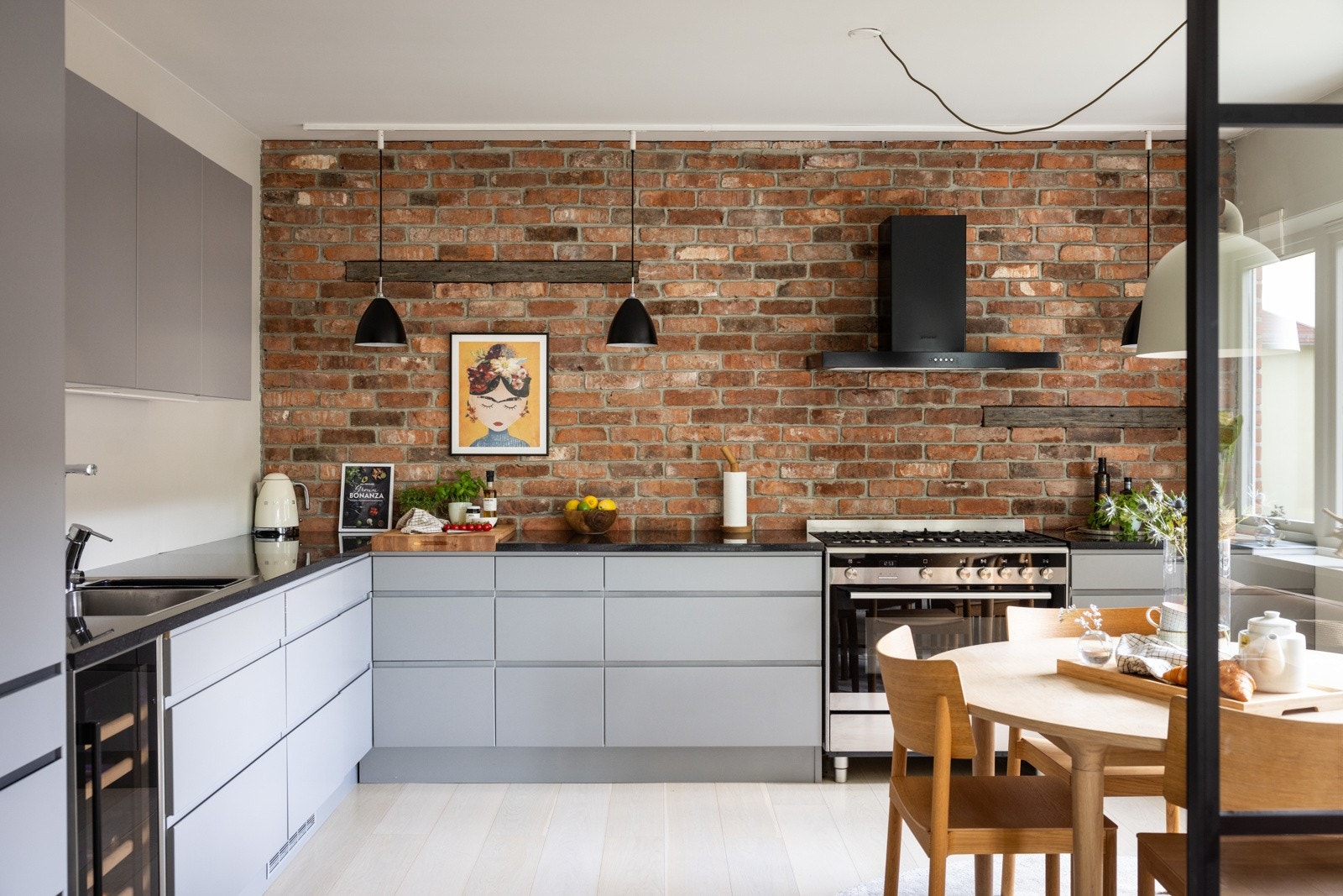 Kjøkkenet ble oppgradert i 2018 og har glatte fronter og benkeplate av stein. Galleribilde