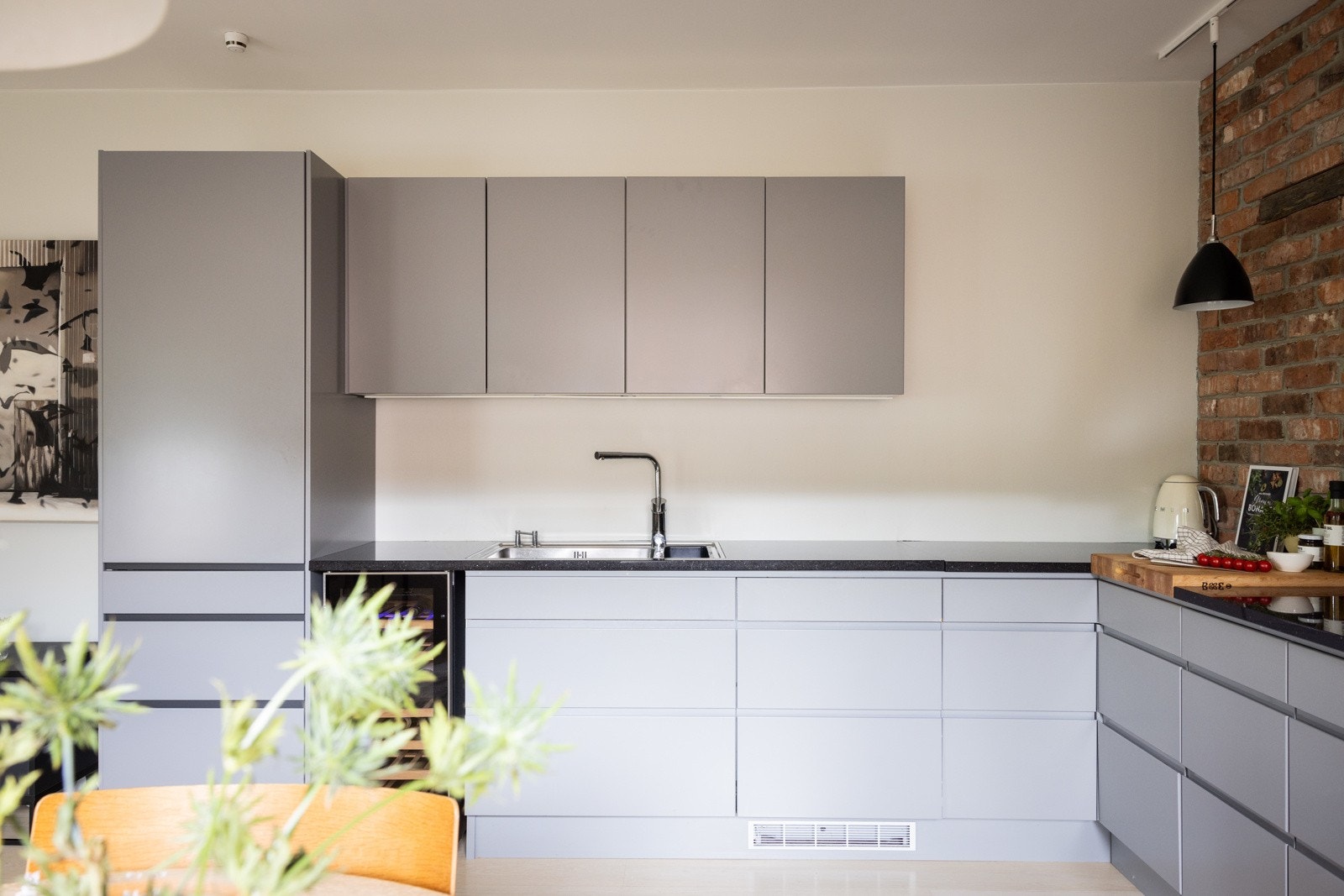 Den funksjonelle kjøkkenløsningen gir rikelig med benke- og skapplass. Galleribilde