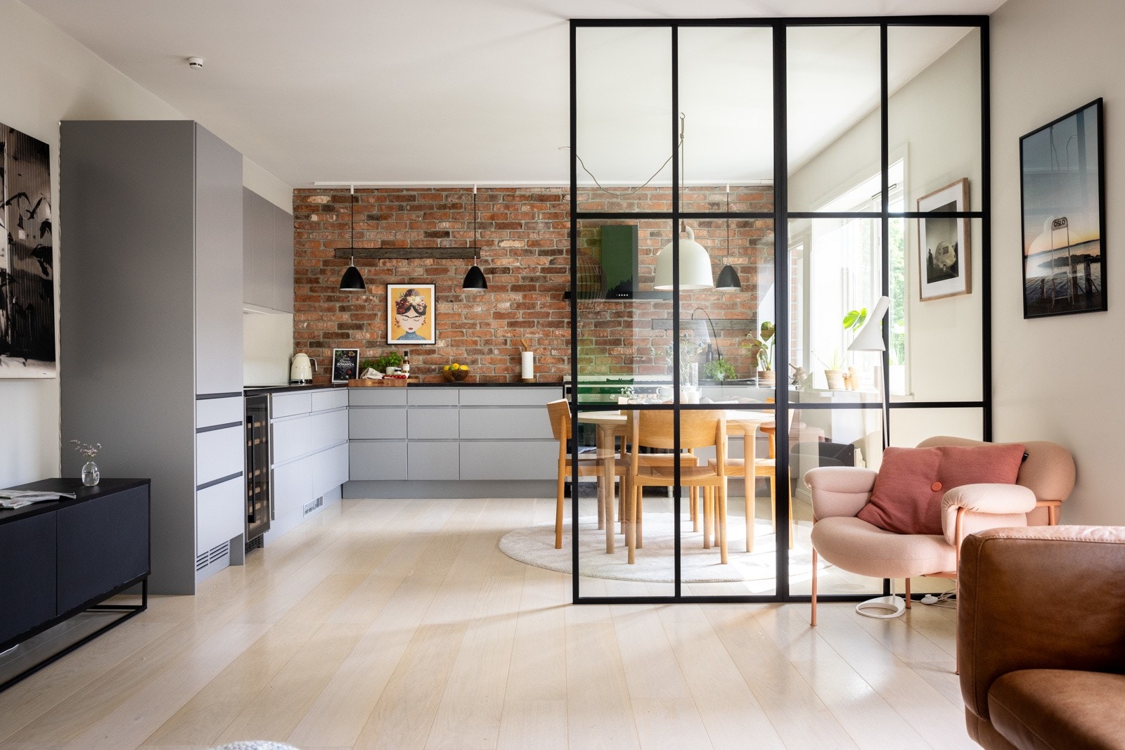 En flott og moderne 3-roms leilighet med luftig planløsning, balkong og peis. Galleribilde