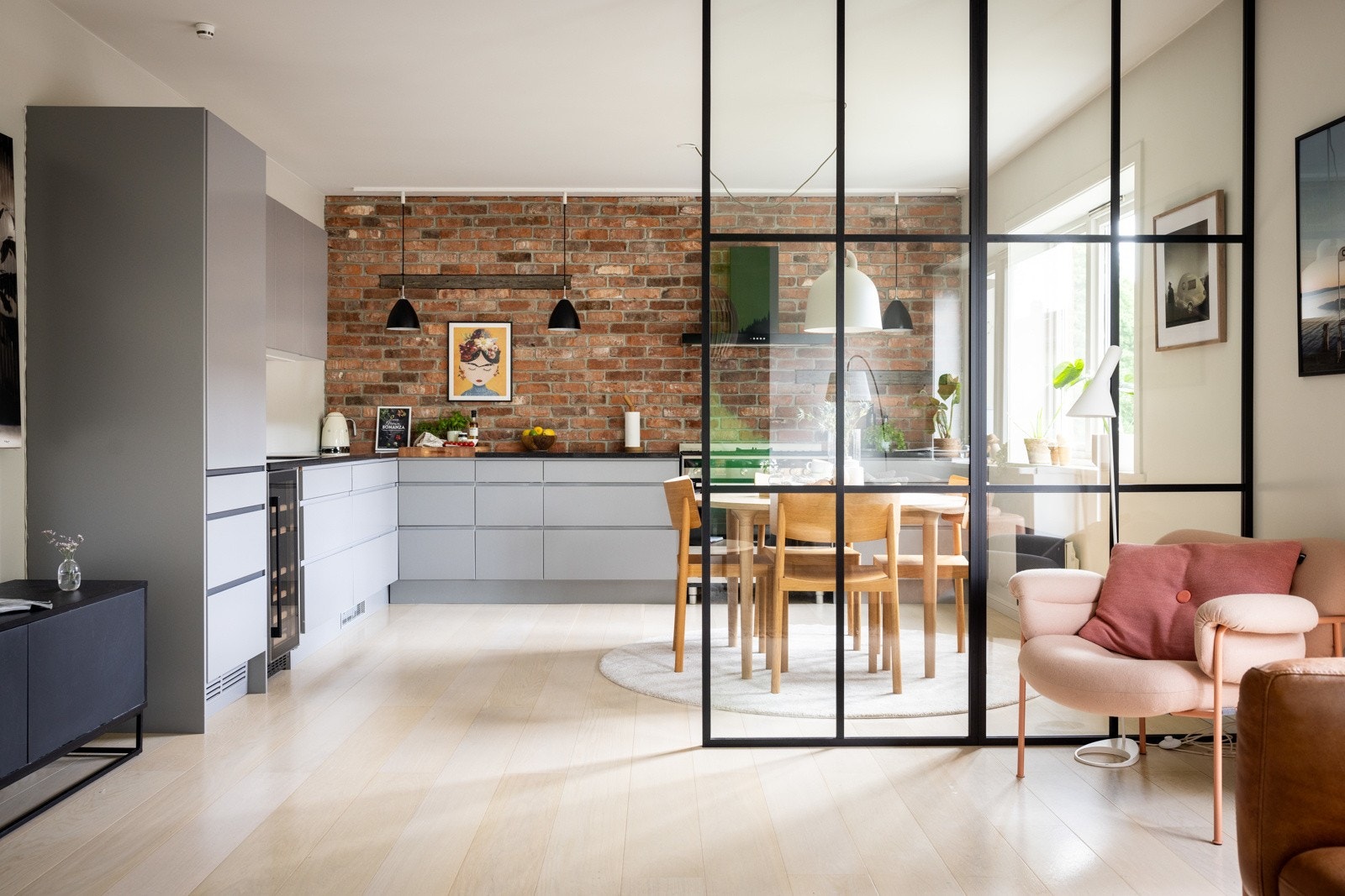 Hele boligen ble malt i tidsriktige farger i 2021 og prydes av en murvegg som tilfører en rustikk sjarm. Galleribilde