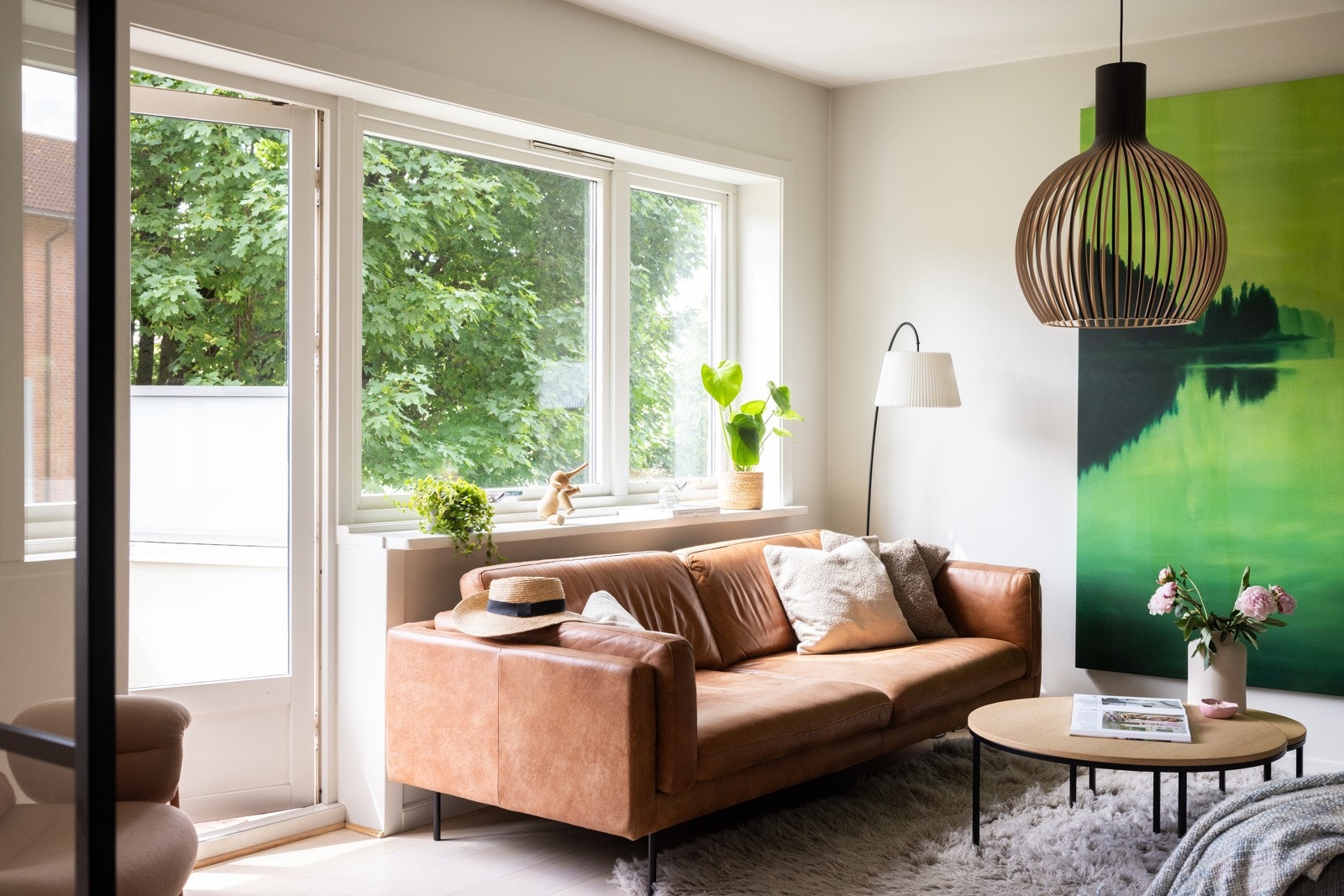 De store vindusflatene og balkongdøren slipper inn rikelig med naturlig lys og skaper en luftig følelse. Galleribilde