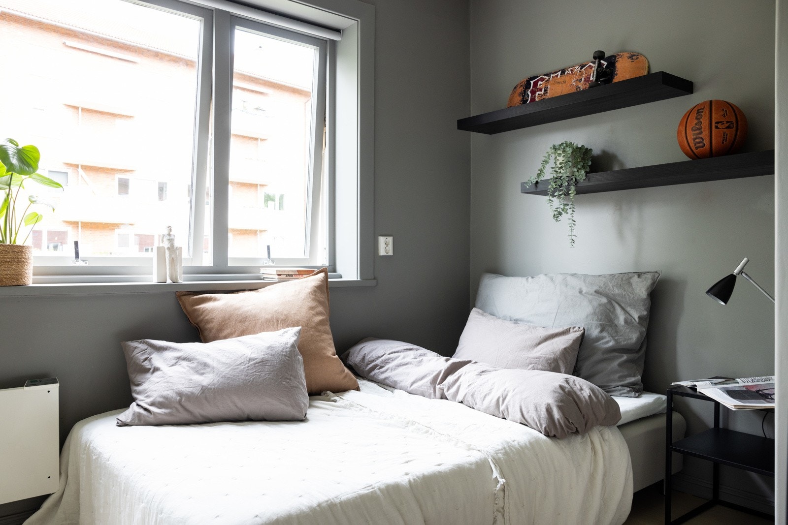 Soverommet har flott parkett på gulvet, og overflater malt i behagelig dus farge. Galleribilde